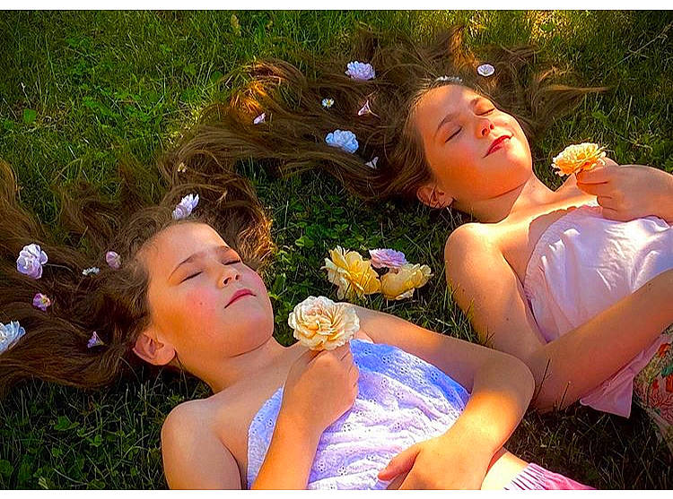 Clara Et Carina a rejoint le concours — aidez-le/la à gagner de superbes lots ! beauty, botany, child, flower, friendship, fun, grass, happy, leisure, love, person, photography, picnic, plant, recreation, smile, spring, summer, sunlight, vacation