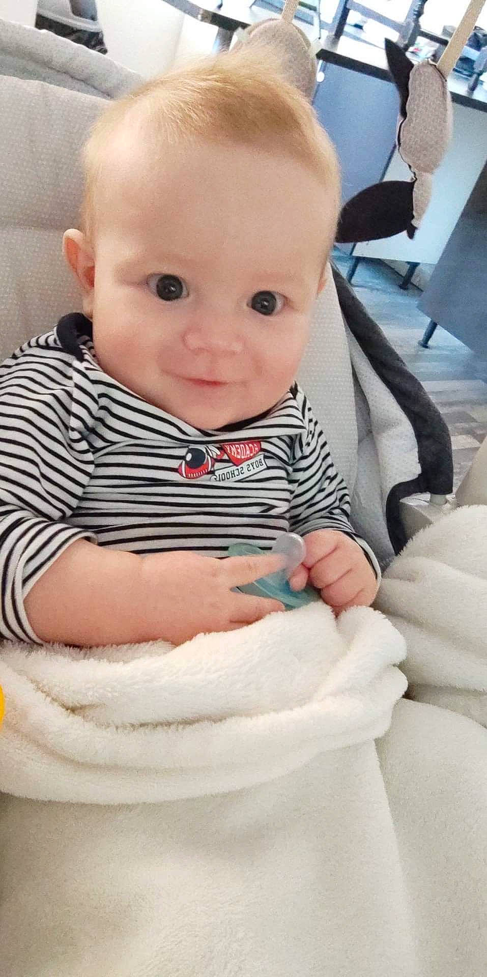 Milan participe au concours pour gagner de l'argent avec cette photo : baby, baby_products, baby_toddler_clothing, chair, cheek, child, collar, comfort, eyebrow, face, finger, happy, head, iris, person, product, sitting, skin, sleeve, smile