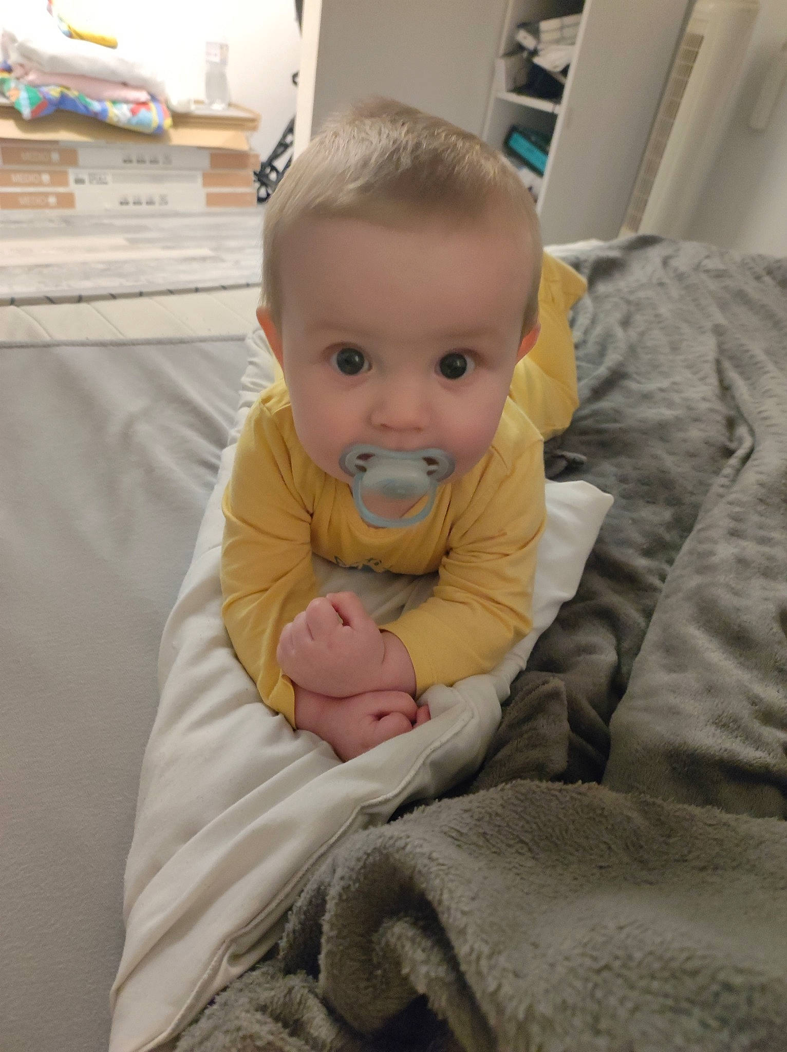 Milan participe au concours pour gagner de l'argent avec cette photo : baby, baby_toddler_clothing, cheek, child, chin, comfort, eye, face, floor, flooring, happy, linens, nose, person, sitting, skin, sleeve, smile, thumb, toddler