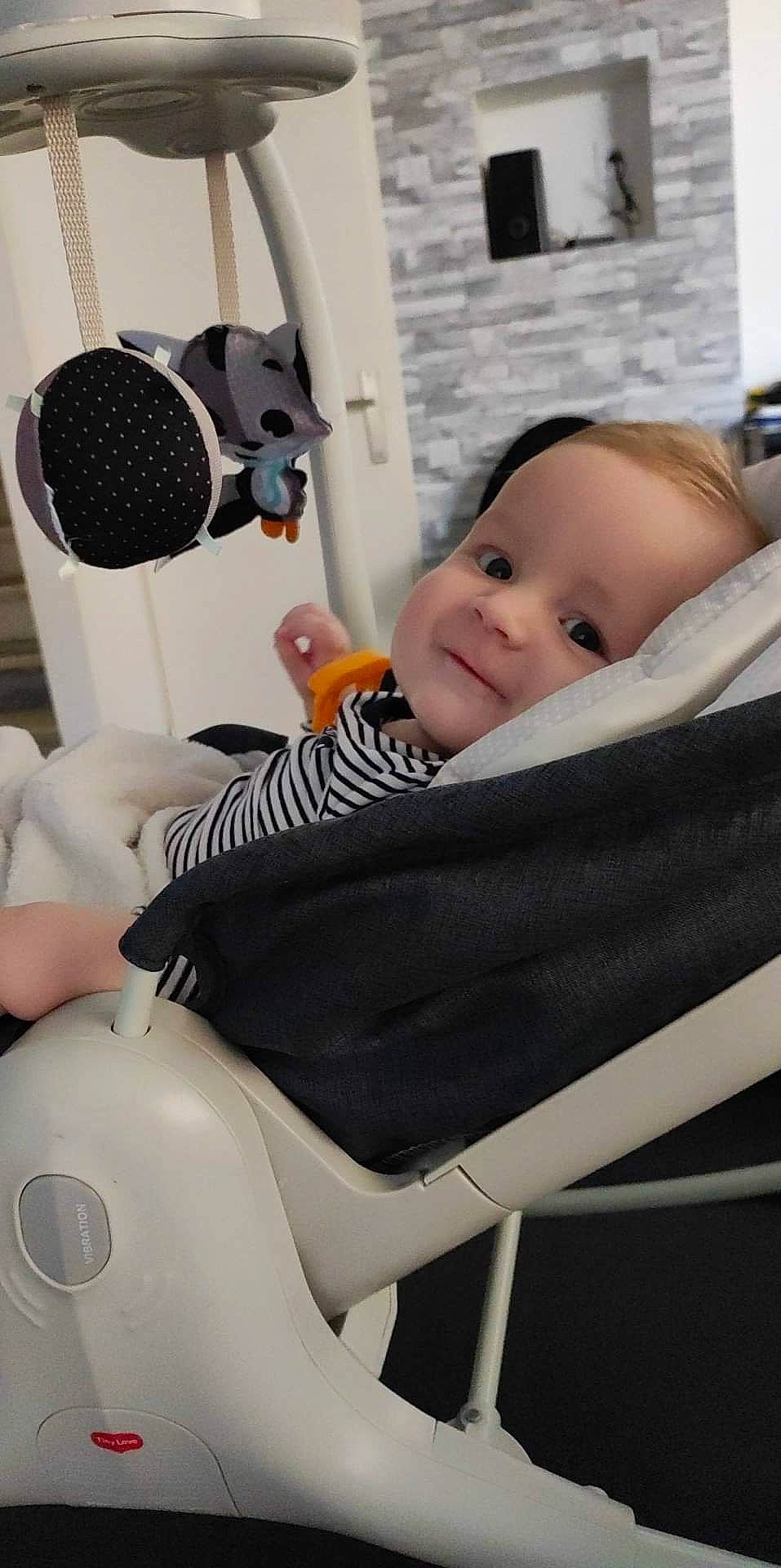 Milan a rejoint le concours — aidez-le/la à gagner de superbes lots ! arm, audio_equipment, auto_part, baby, baby_carriage, baby_products, baby_safety, baby_toddler_clothing, beauty, car_seat, child, comfort, hairstyle, happy, microphone, person, room, sitting, stuffed_toy, toddler