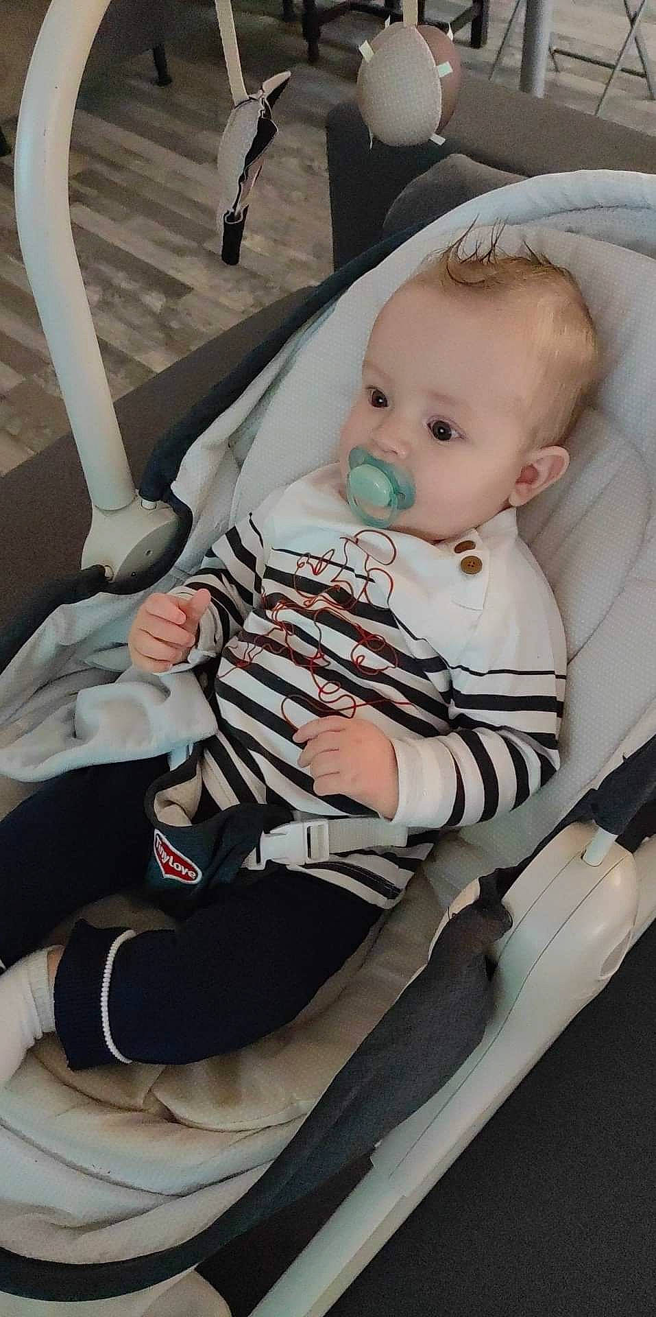 Milan a rejoint le concours — aidez-le/la à gagner de superbes lots ! auto_part, baby, baby_carriage, baby_products, baby_safety, baby_toddler_clothing, car_seat, chair, cheek, child, comfort, eye, human_leg, knee, lap, person, service, sitting, thigh, toddler