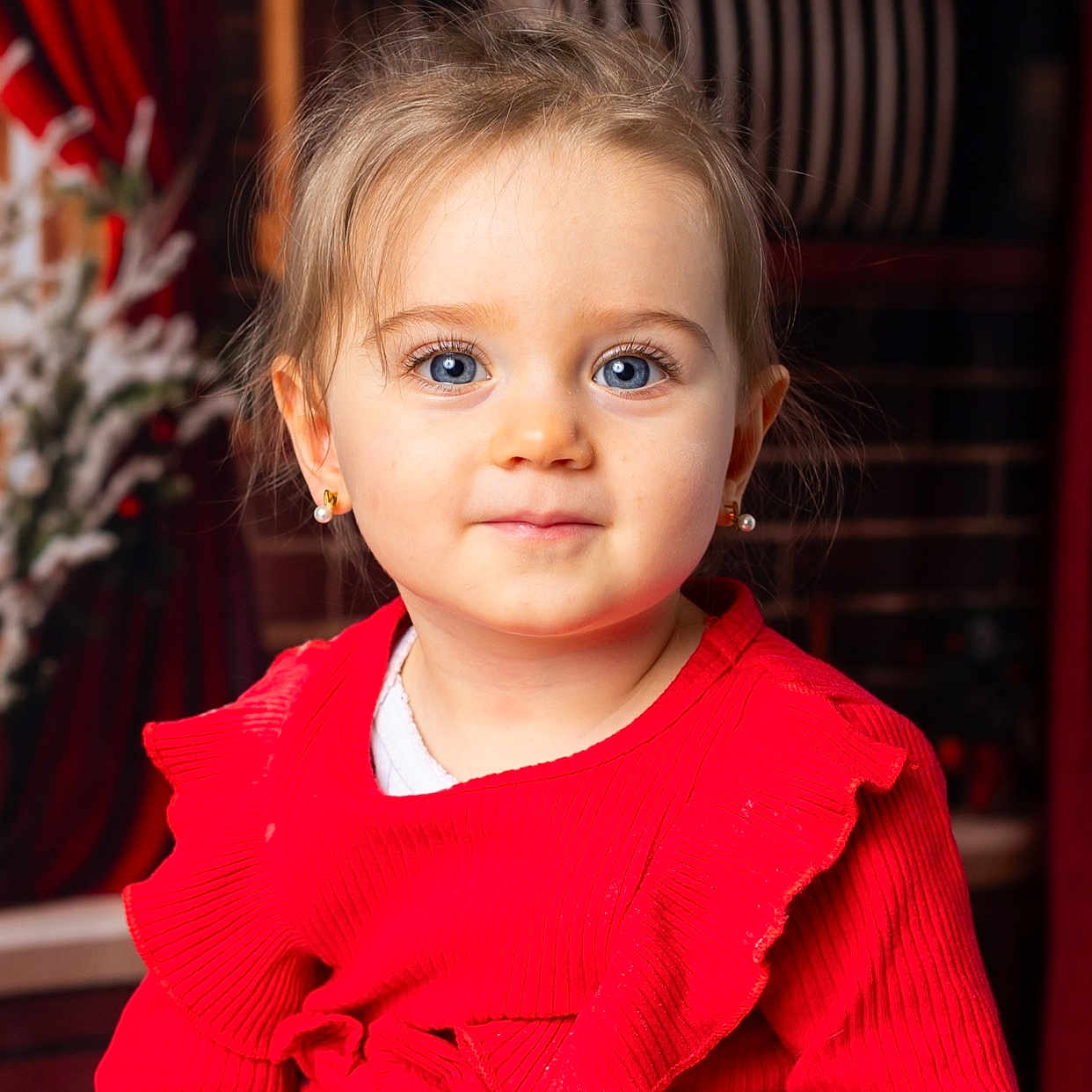 Margot a rejoint le concours — aidez-le/la à gagner de superbes lots ! blue_eyes, bookshelf, child, close_up, curtain, earrings, eyelashes, face, festive, girl, hair, holiday, indoor, plaid_skirt, plates, portrait, red_clothing, sitting, smile, toddler