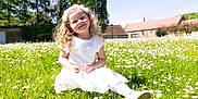 Léna participe au concours pour gagner de l'argent avec cette photo : backyard, child, clothing, countryside, dress, face, female, field, girl, grass, grassland, head, lawn, nature, outdoors, person, photography, plant, portrait, yard