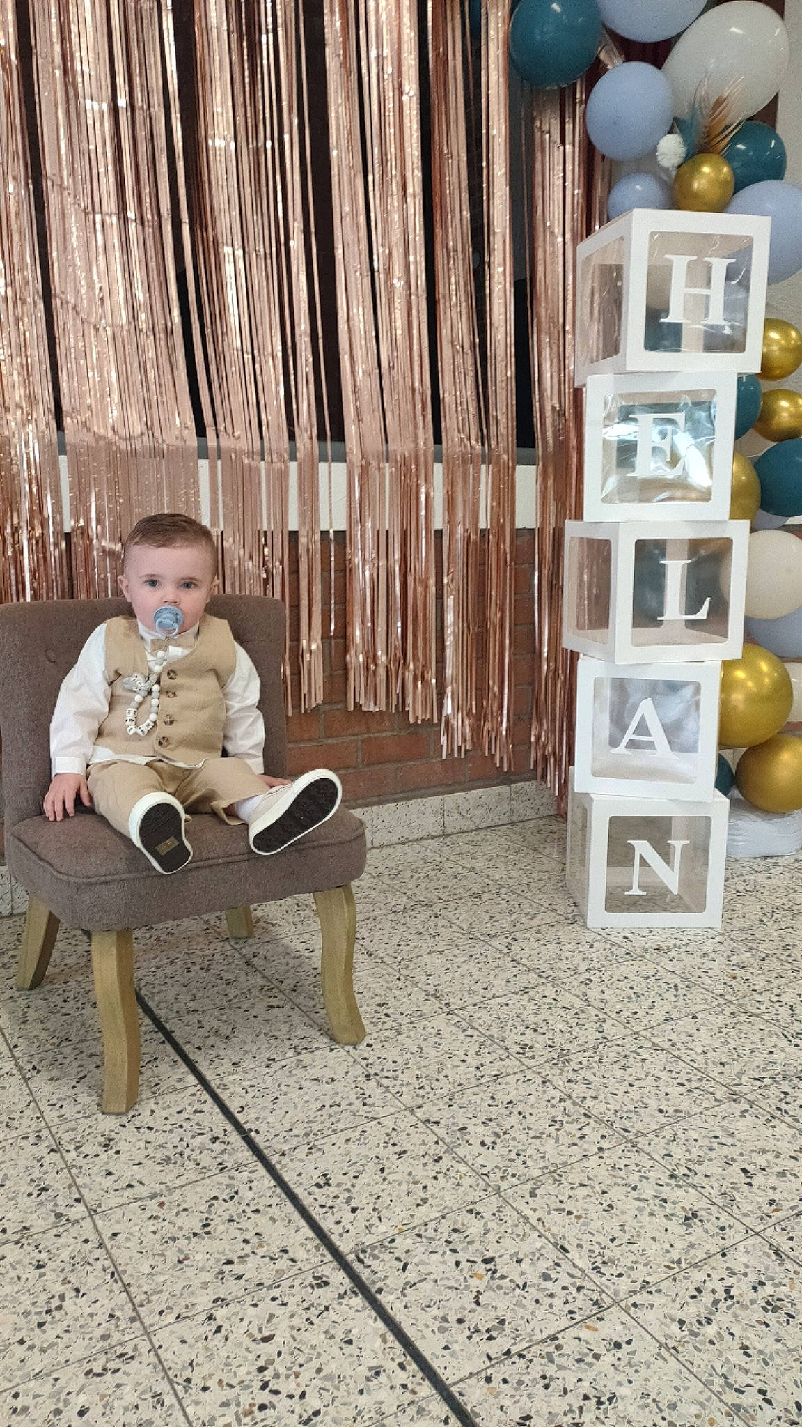 Hélän a rejoint le concours — aidez-le/la à gagner de superbes lots ! carpet, child, comfort, flooring, fruit, grass, hardwood, leisure, local_food, natural_foods, outdoor_furniture, person, plant, play, product, room, sitting, toddler, tree, wood