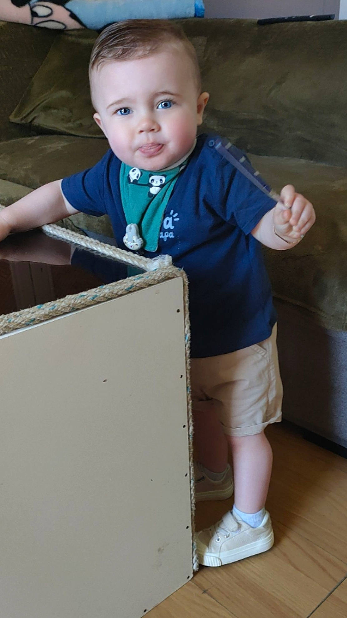 Hélän a rejoint le concours — aidez-le/la à gagner de superbes lots ! baby, baby_toddler_clothing, box, child, chin, electric_blue, facial_expression, flash_photography, formal_wear, fun, hairstyle, happy, leisure, person, play, shorts, sitting, standing, t_shirt, toddler