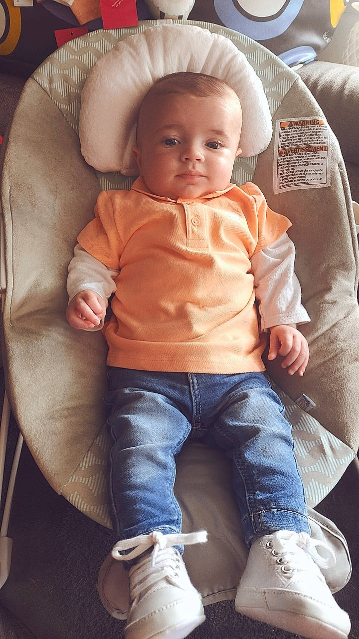 Hélän participe au concours pour gagner de l'argent avec cette photo : abdomen, baby_toddler_clothing, chair, cheek, comfort, denim, eye, face, gesture, head, jeans, joint, leg, mouth, nose, person, shoe, skin, sleeve, trunk