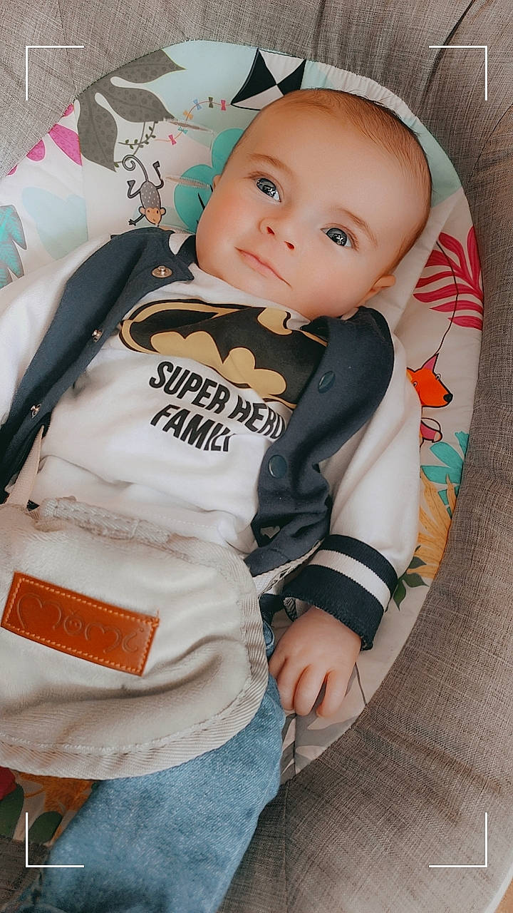 Hélän a rejoint le concours — aidez-le/la à gagner de superbes lots ! baby, baby_carriage, baby_products, baby_safety, baby_toddler_clothing, car_seat, carmine, child, collar, comfort, fashion_accessory, linens, pattern, person, personal_protective_equipment, sitting, sleeve, sportswear, t_shirt, toddler