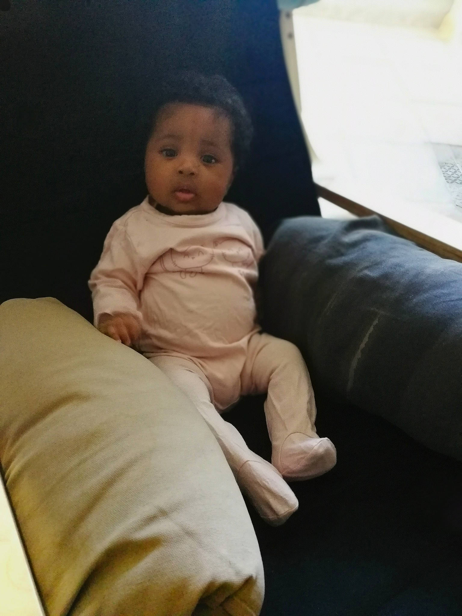 Sabela-ilna participe au concours pour gagner de l'argent avec cette photo : baby, comfort, couch, face, finger, flooring, foot, human_leg, knee, lap, leg, linens, person, pillow, room, sitting, sleeve, thigh, throw_pillow, thumb