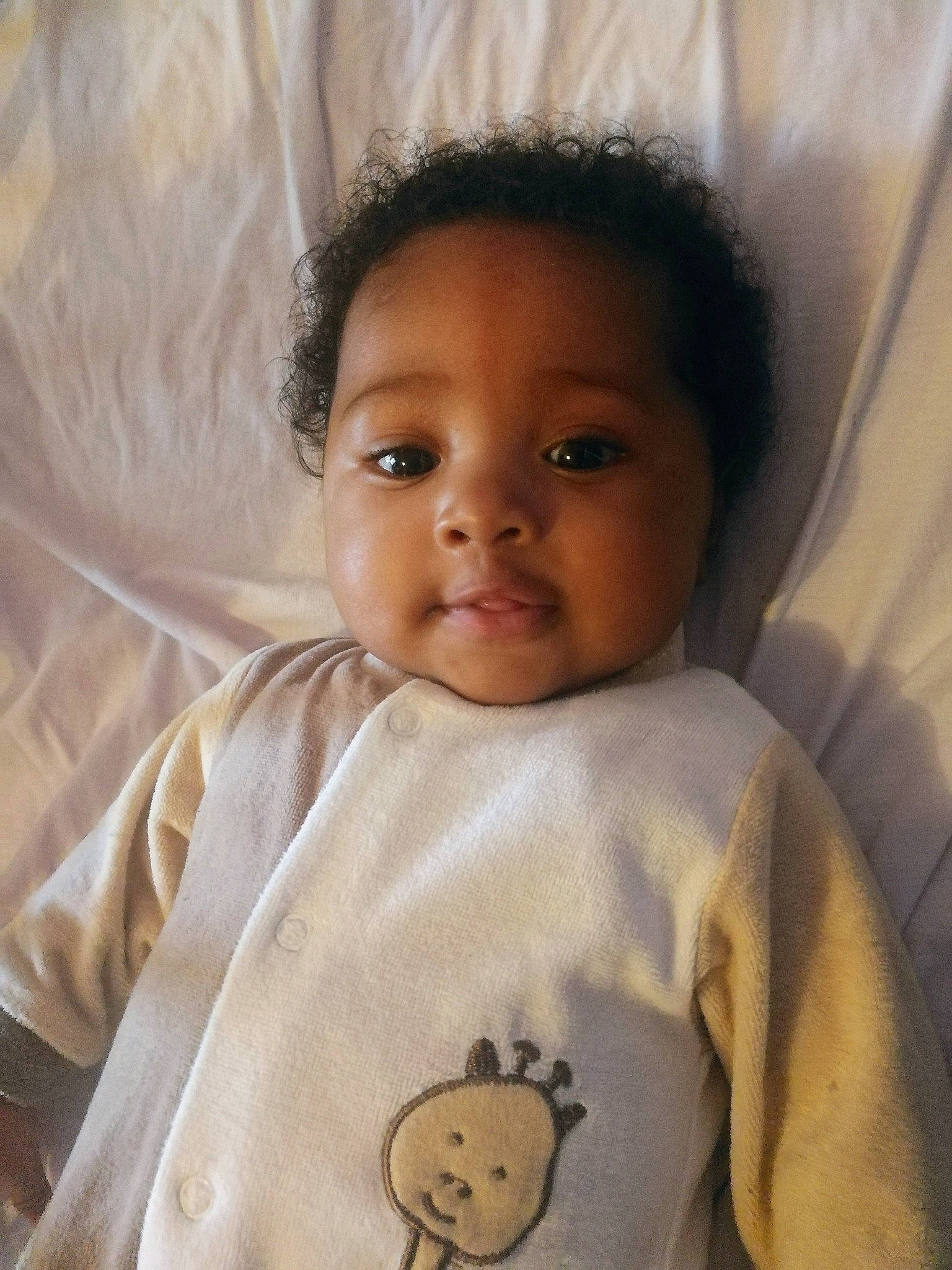 Sabela-ilna a rejoint le concours — aidez-le/la à gagner de superbes lots ! arm, cheek, chin, eye, eyebrow, eyelash, face, facial_expression, forehead, head, lip, mouth, neck, nose, organ, outerwear, person, skin, smile, textile