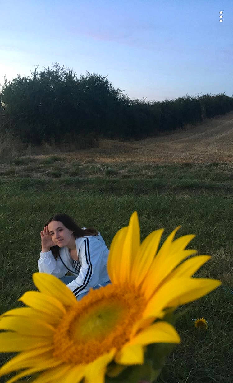Lise a rejoint le concours — aidez-le/la à gagner de superbes lots ! daisy_family, field, flower, fun, grass, landscape, meadow, natural_environment, person, plant, prairie, sky, sunflower, wildflower, yellow