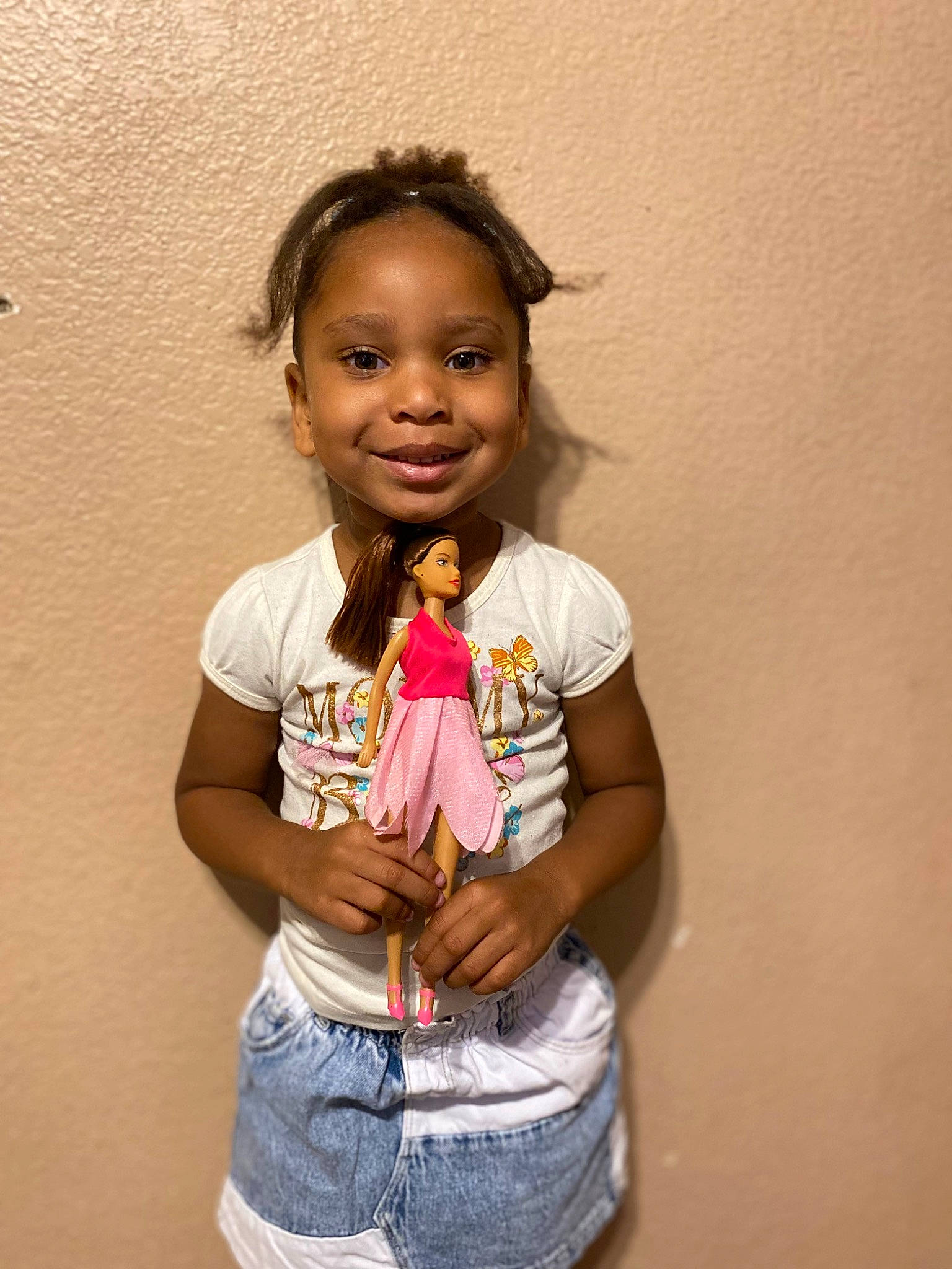 Queen is registered to the contest to win money with this photo: abdomen, child, day_dress, elbow, fashion_design, fun, gesture, happy, human_leg, jewellery, joy, nail, necklace, person, skin, sleeve, smile, t_shirt, thumb, toddler