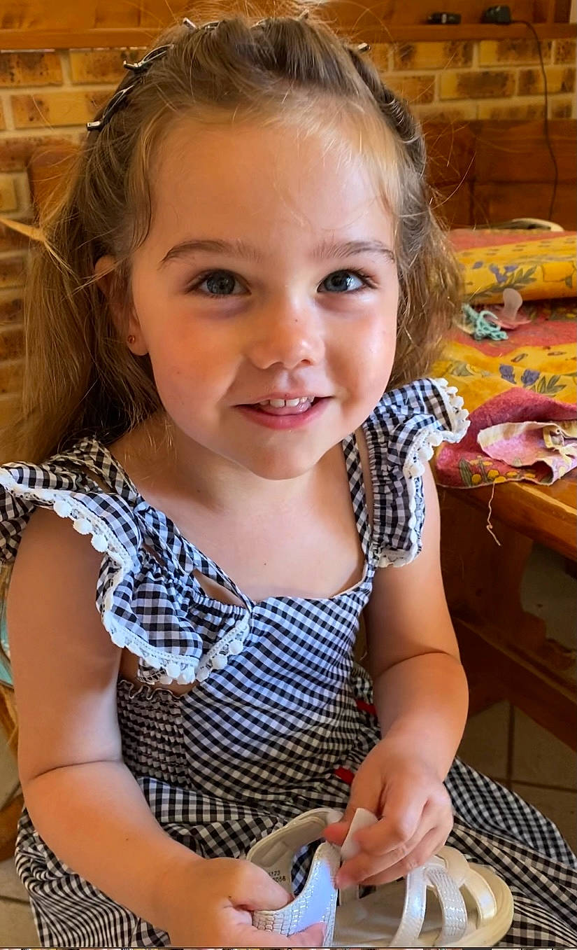 Lucciana participe au concours pour gagner de l'argent avec cette photo : arm, chair, cheek, chin, eye, eyelash, face, finger, hair, hairstyle, happy, human, iris, joy, kitchen_utensil, organ, person, skin, smile, summer