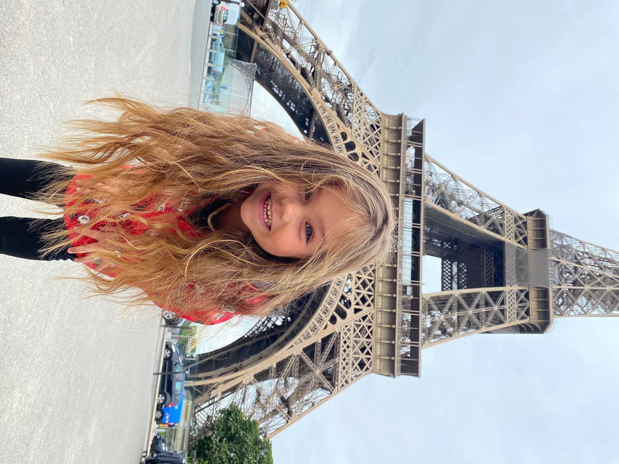 Lucciana a rejoint le concours — aidez-le/la à gagner de superbes lots ! building, cloud, eyewear, facade, fun, fur, joy, leisure, pattern, person, photograph, portrait_photography, reflection, sky, smile, street_fashion, sunglasses, travel, vacation, winter