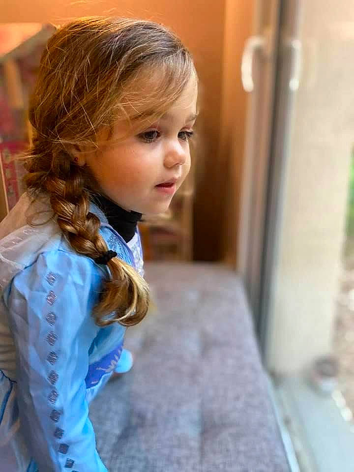 Lucciana a rejoint le concours — aidez-le/la à gagner de superbes lots ! blond, brown_hair, child, chin, door, electric_blue, facial_expression, fashion_design, flooring, fun, happy, hardwood, iris, long_hair, mammal, person, room, skin, sleeve, toddler