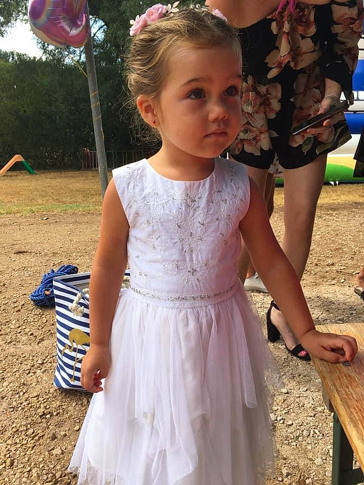 Lucciana a rejoint le concours — aidez-le/la à gagner de superbes lots ! bridal_clothing, child, day_dress, dress, embellishment, facial_expression, fun, gown, grass, hairstyle, happy, headpiece, person, photograph, pink, shoulder, standing, summer, toddler, waist