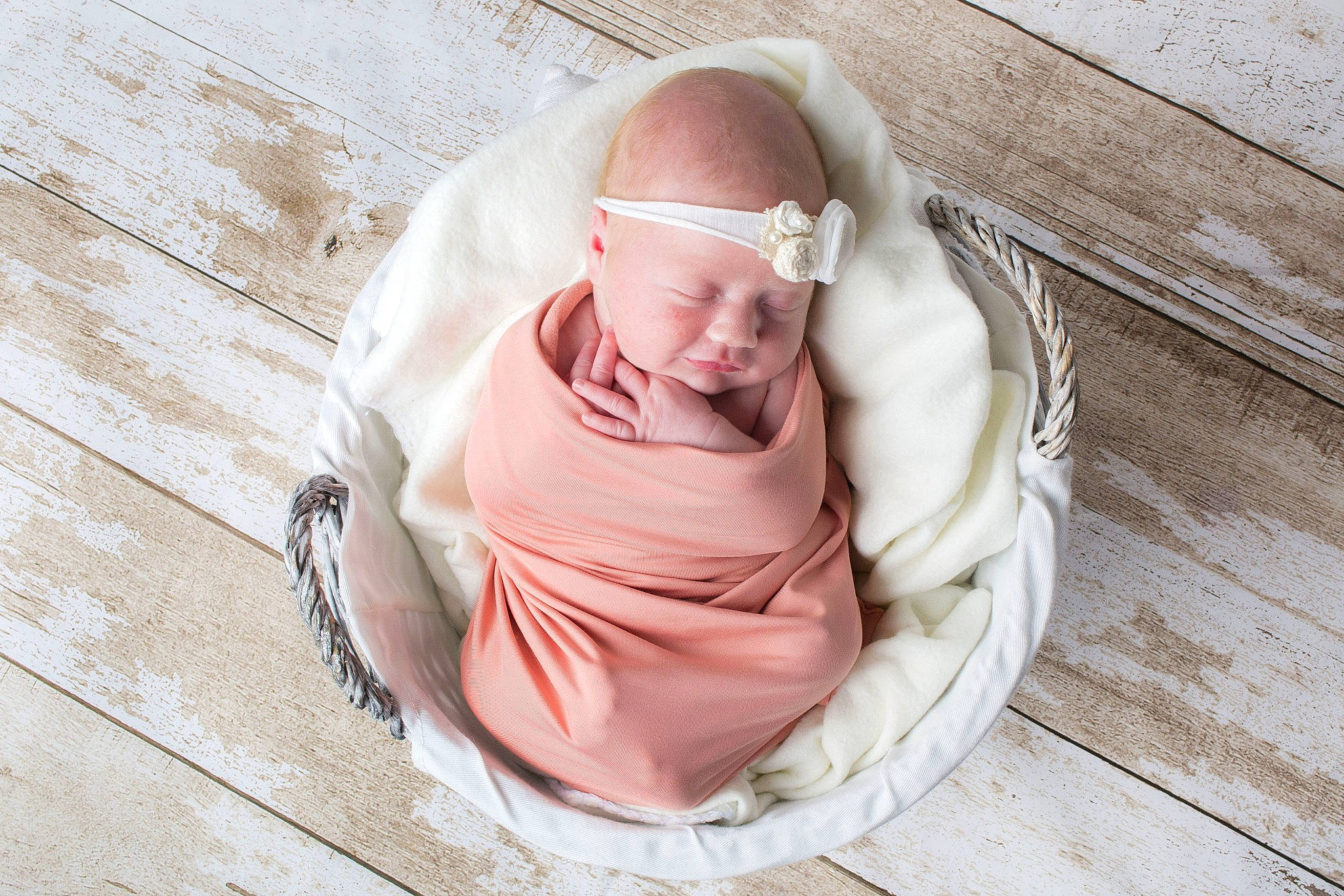 Capucine a rejoint le concours — aidez-le/la à gagner de superbes lots ! baby, comfort, eyewear, face, fashion_accessory, finger, flooring, font, glasses, grass, happy, head, headgear, headwear, human_body, linens, magenta, neck, peach, person