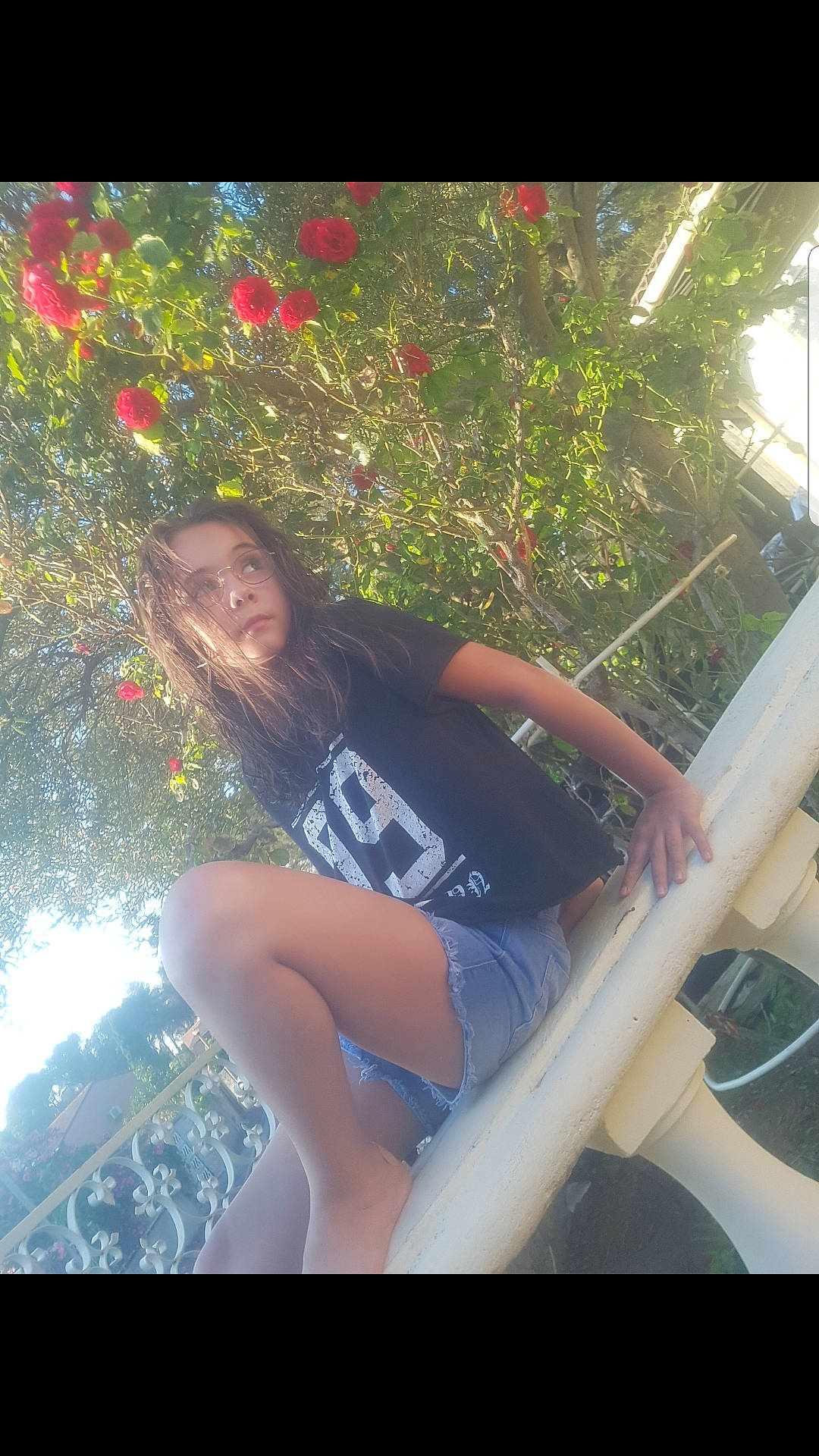 Inola a rejoint le concours — aidez-le/la à gagner de superbes lots ! brown_hair, cool, electric_blue, flash_photography, flower, fun, grass, happy, human_leg, knee, leisure, people_in_nature, person, shorts, sunlight, t_shirt, thigh, tints_and_shades, tree, trunk