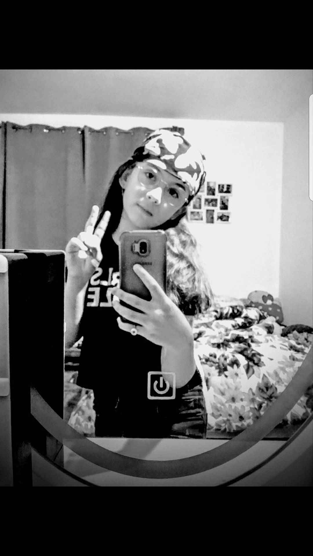 Inola participe au concours pour gagner de l'argent avec cette photo : black_and_white, cameras_optics, eyewear, fashion_accessory, fashion_design, flash_photography, fun, gesture, happy, headwear, mobile_phone, monochrome, monochrome_photography, person, personal_protective_equipment, photographer, room, selfie, sitting, stock_photography