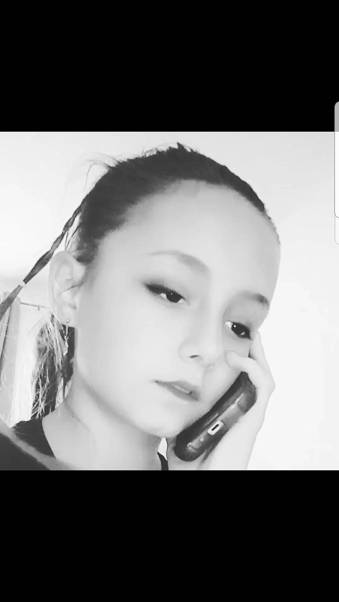 Falone participe au concours pour gagner de l'argent avec cette photo : audio_equipment, black_and_white, black_hair, chin, cosmetics, ear, earrings, electronic_device, eyebrow, eyelash, flash_photography, gesture, happy, jaw, lip, microphone, monochrome_photography, mouth, neck, nose