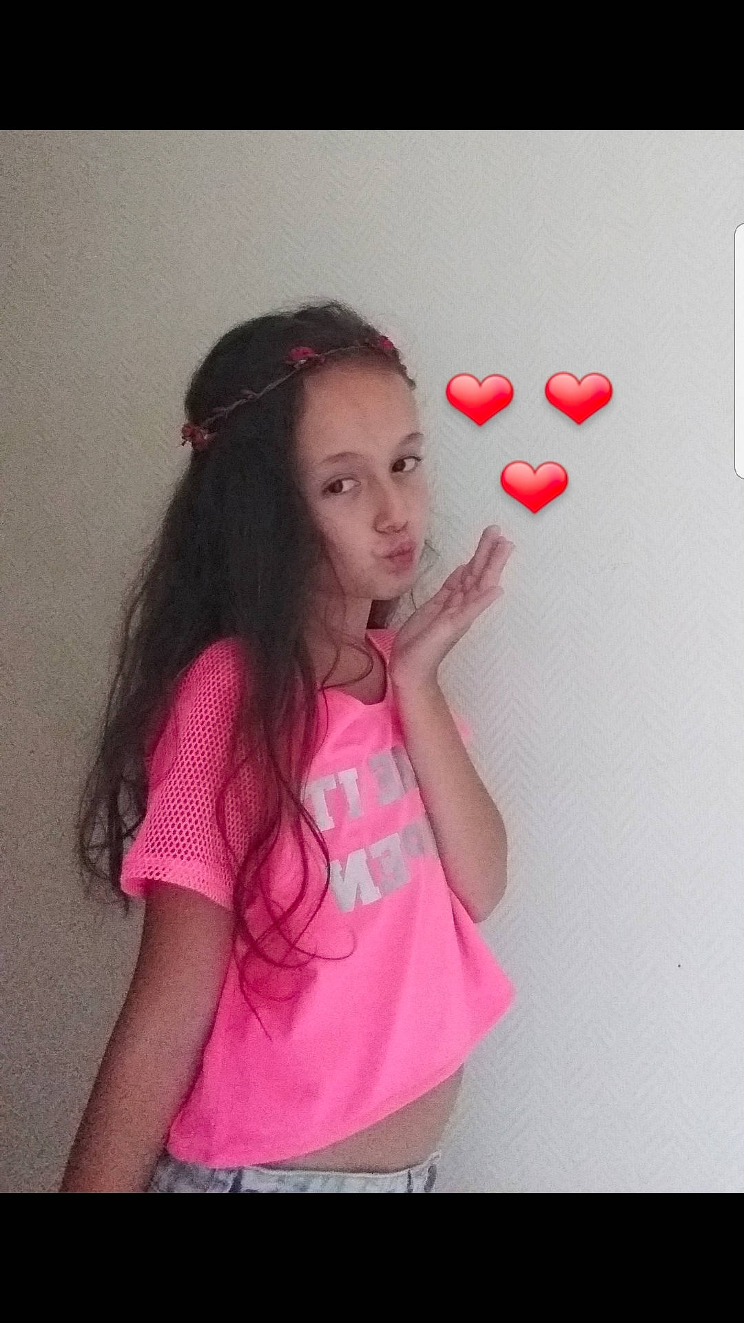 Falone participe au concours pour gagner de l'argent avec cette photo : arm, black_hair, chin, elbow, eyelash, flash_photography, gesture, happy, joint, lip, long_hair, magenta, mouth, neck, person, pink, shoulder, sleeve, t_shirt, thigh