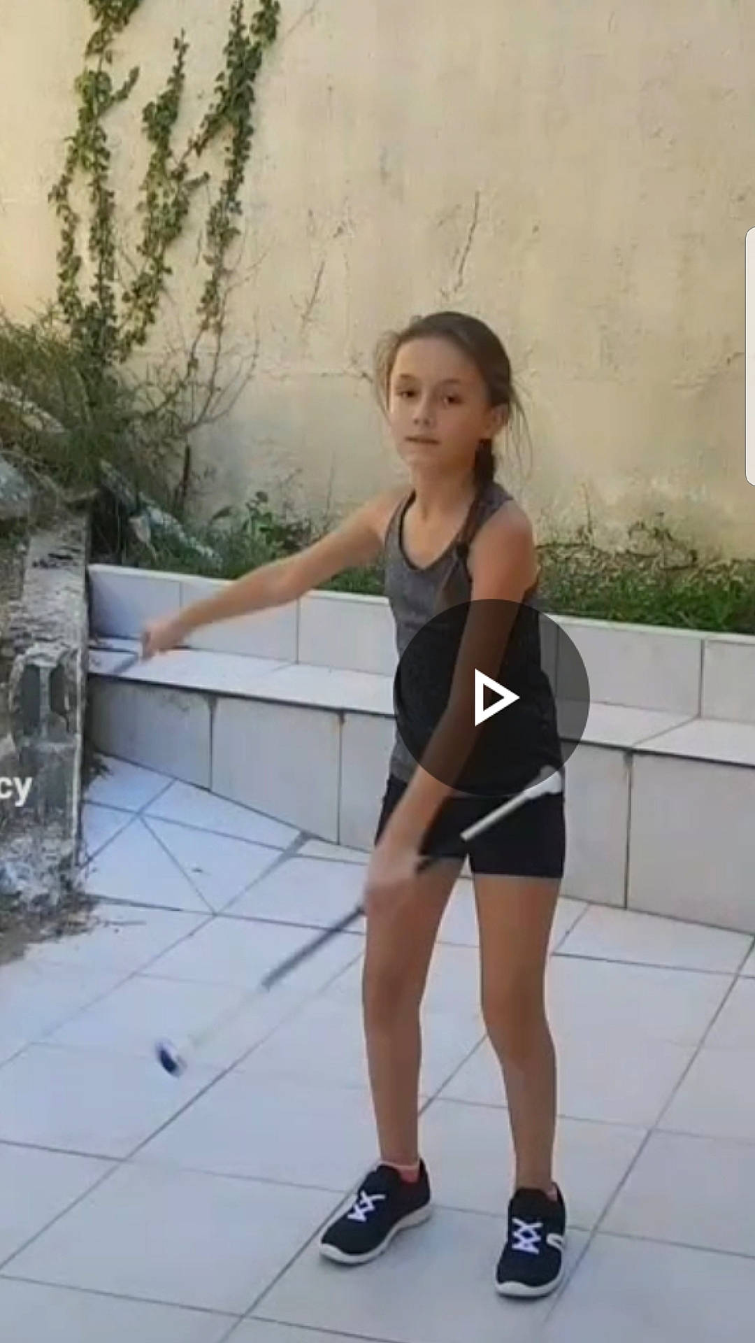 Falone participe au concours pour gagner de l'argent avec cette photo : balance, barefoot, calf, entertainment, exercise, flooring, human_leg, joint, knee, leg, leisure, performing_arts, person, plant, shoulder, sports_equipment, sports_uniform, sportswear, thigh, trunk