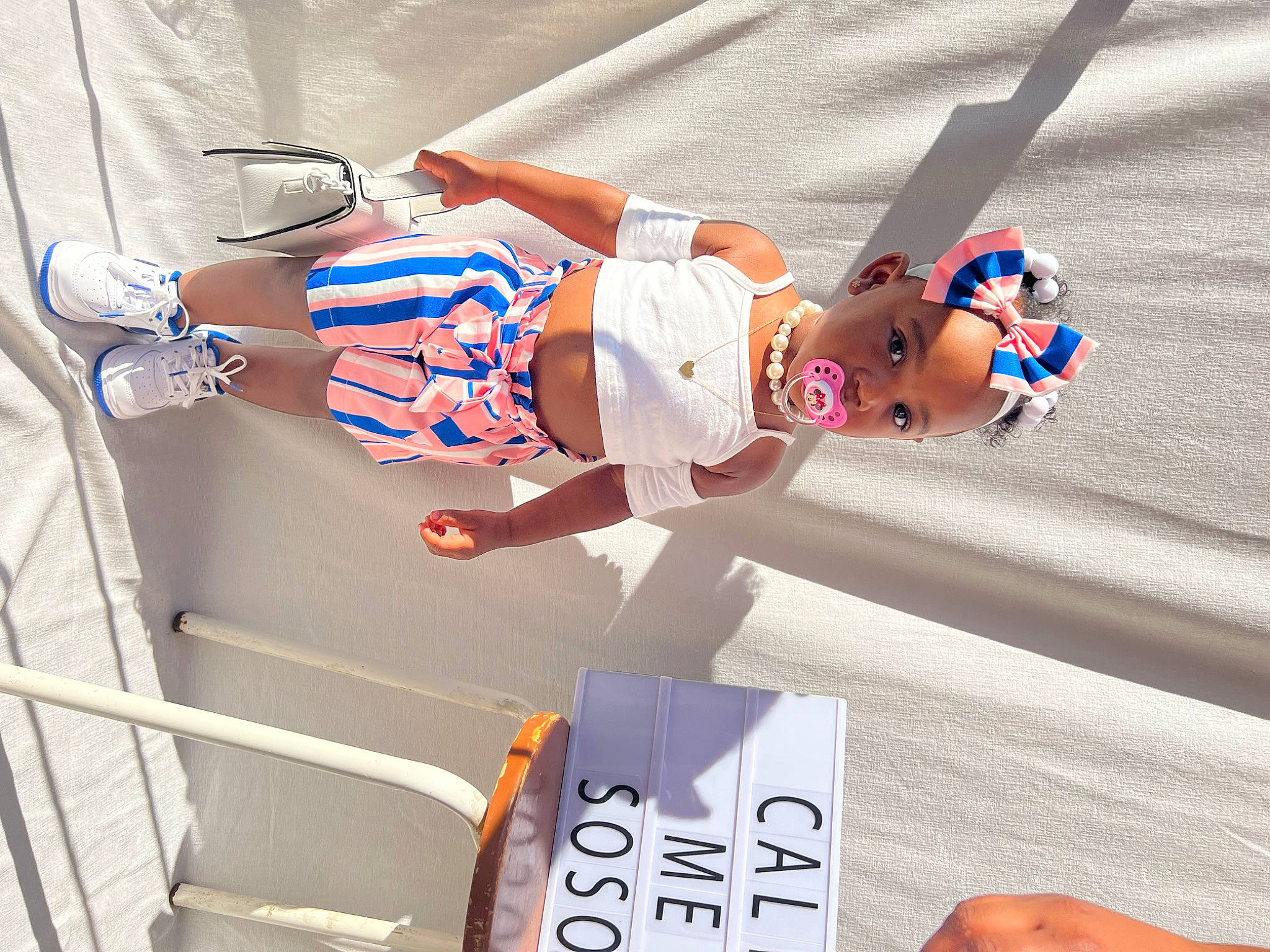 Soraya a rejoint le concours — aidez-le/la à gagner de superbes lots ! baby_products, cool, electric_blue, eyewear, fashion, fun, hand, human_leg, joint, knee, leisure, orange, person, recreation, shorts, snapshot, t_shirt, thigh, toddler, waist