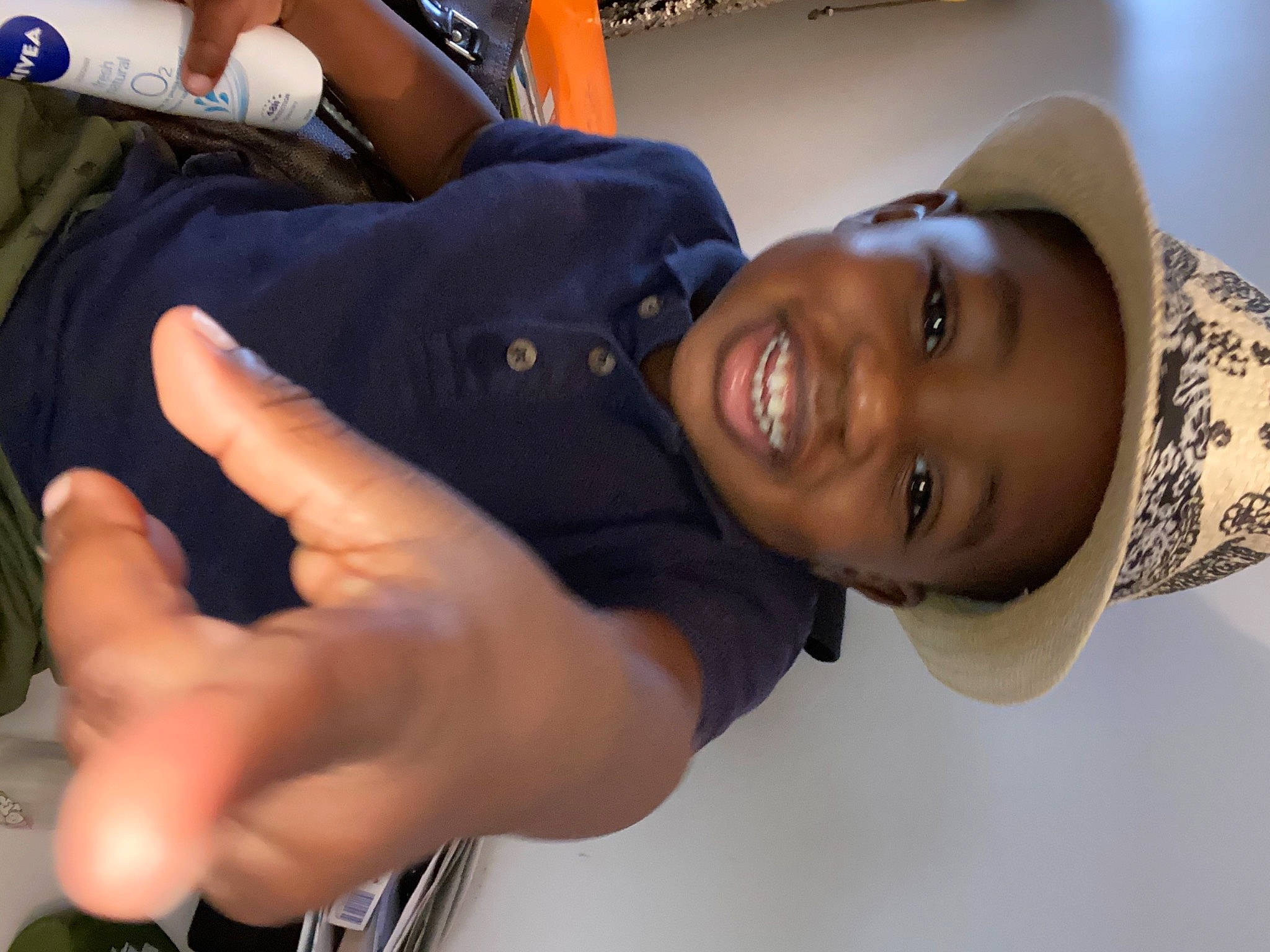 Junior participe au concours pour gagner de l'argent avec cette photo : arm, black_hair, elbow, finger, gesture, hand, headwear, joint, joy, muscle, person, thumb, wrist