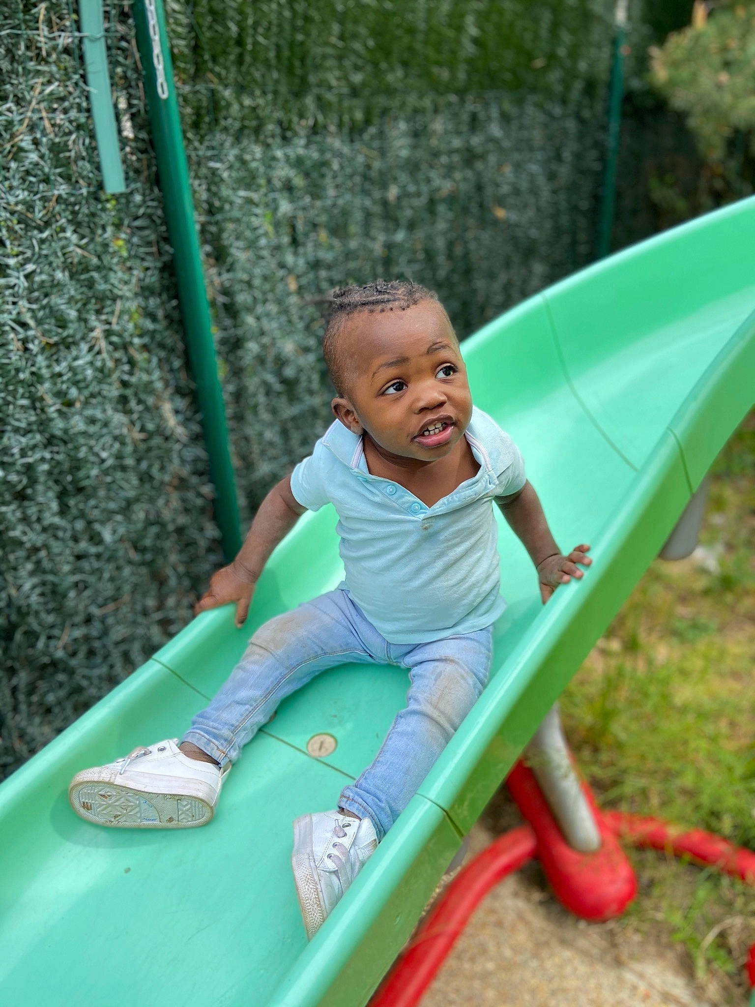 Junior participe au concours pour gagner de l'argent avec cette photo : child, chute, fun, green, leisure, outdoor_play_equipment, person, play, playground, playground_slide, public_space, recreation, toddler, vacation