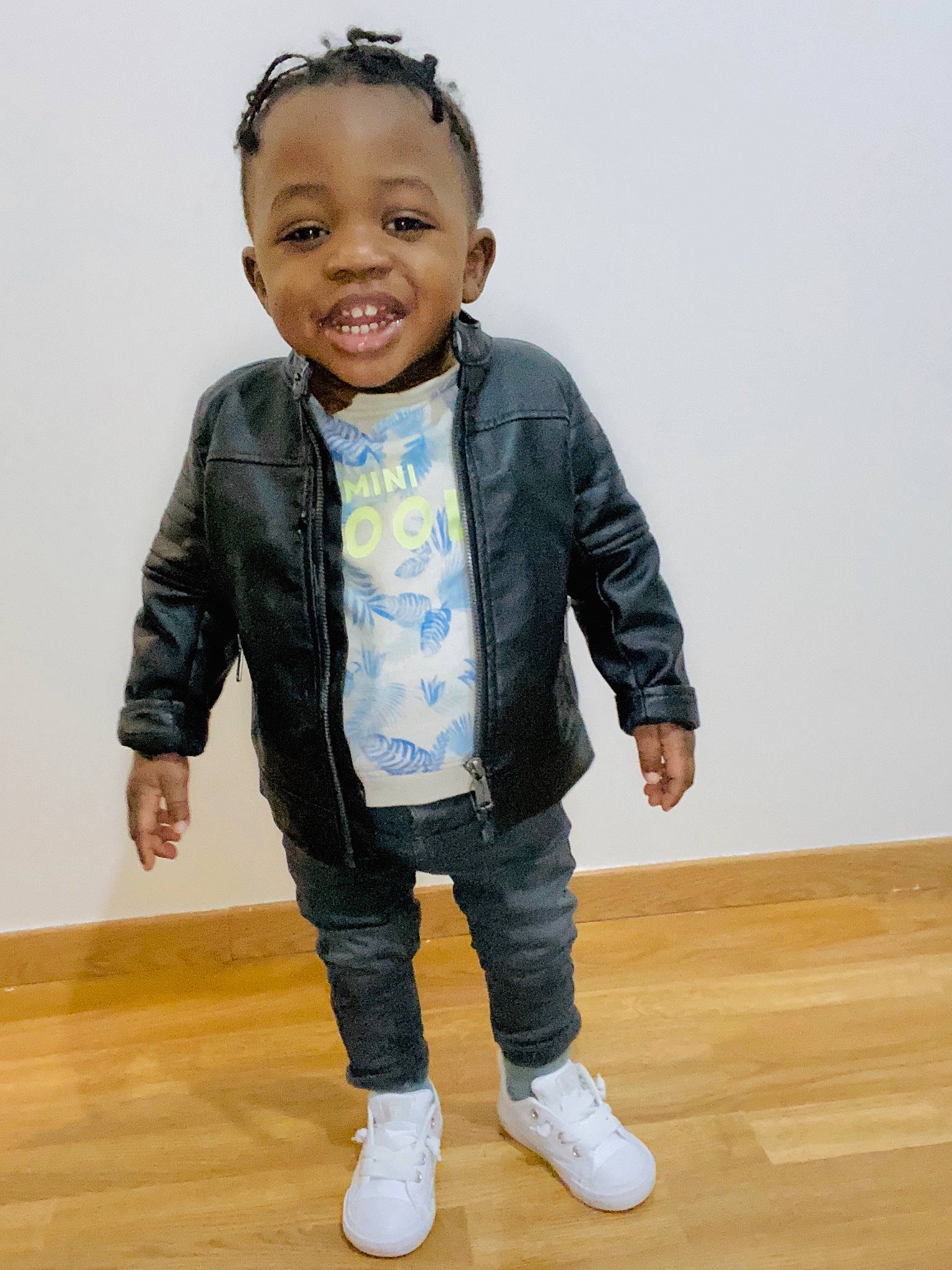 Junior participe au concours pour gagner de l'argent avec cette photo : blue, child, child_model, denim, footwear, jacket, jeans, joy, outerwear, person, shoe, standing, toddler