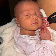 Luna a rejoint le concours — aidez-le/la à gagner de superbes lots ! baby, newborn, sleeping, blanket, pink_clothing, hand, face, infant, skin, person, closeup, soft_texture, cozy, resting, peaceful, human, arm, tender, portrait, indoor