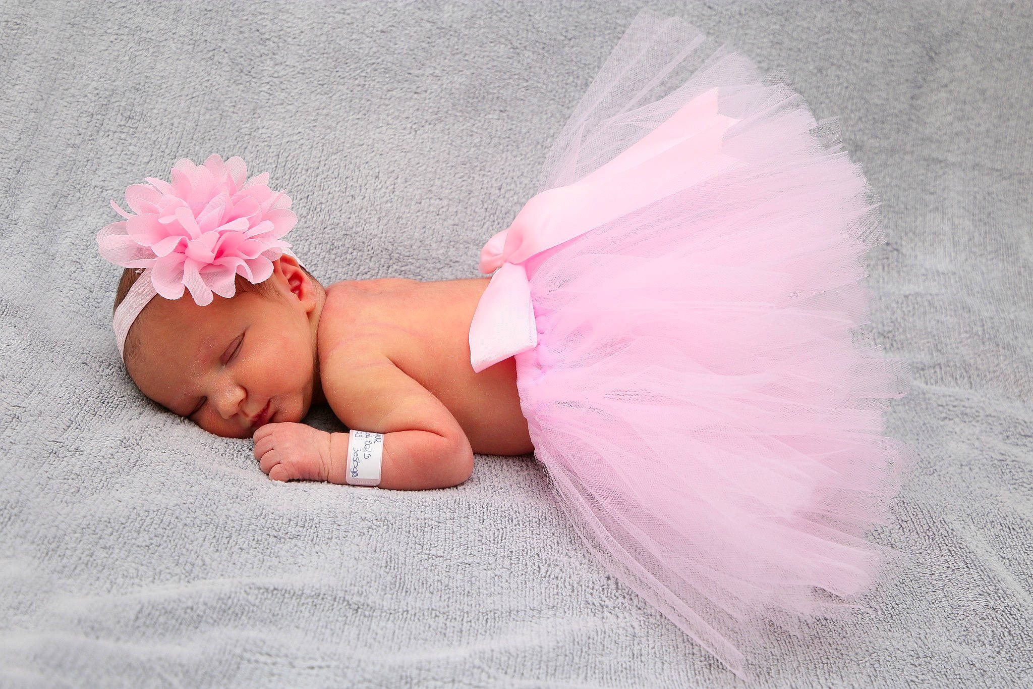 Lucie a rejoint le concours — aidez-le/la à gagner de superbes lots ! baby, baby_bloomers, baby_products, baby_sleeping, baby_toddler_clothing, ballet_tutu, child, costume, costume_accessory, fur, hair_accessory, headband, headgear, headpiece, headwear, person, pink, product, toddler