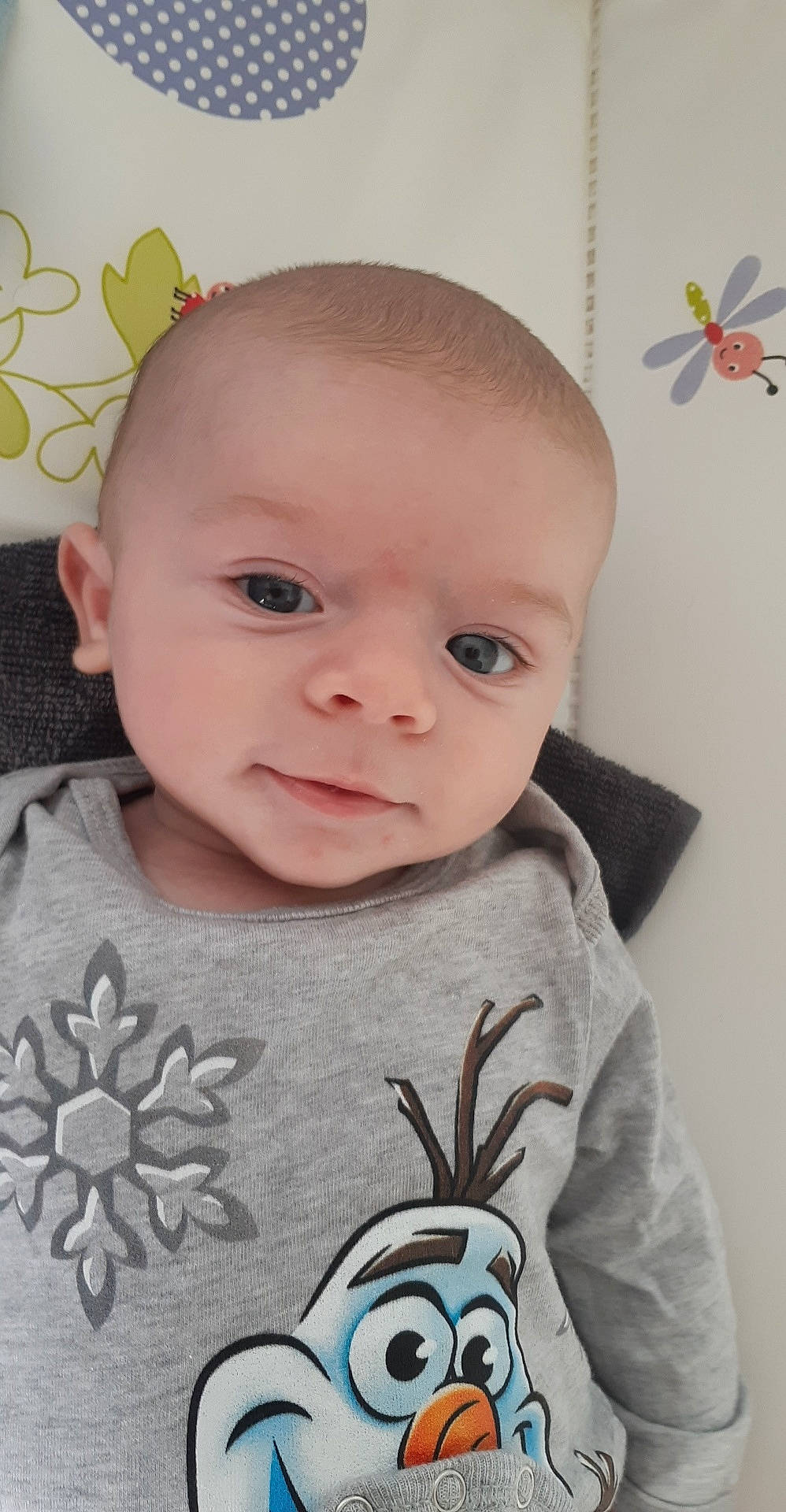 Gabin a rejoint le concours — aidez-le/la à gagner de superbes lots ! arm, baby, cheek, child, ear, eye, eyebrow, face, forehead, head, joint, lip, neck, nose, organ, pattern, person, skin, smile, textile