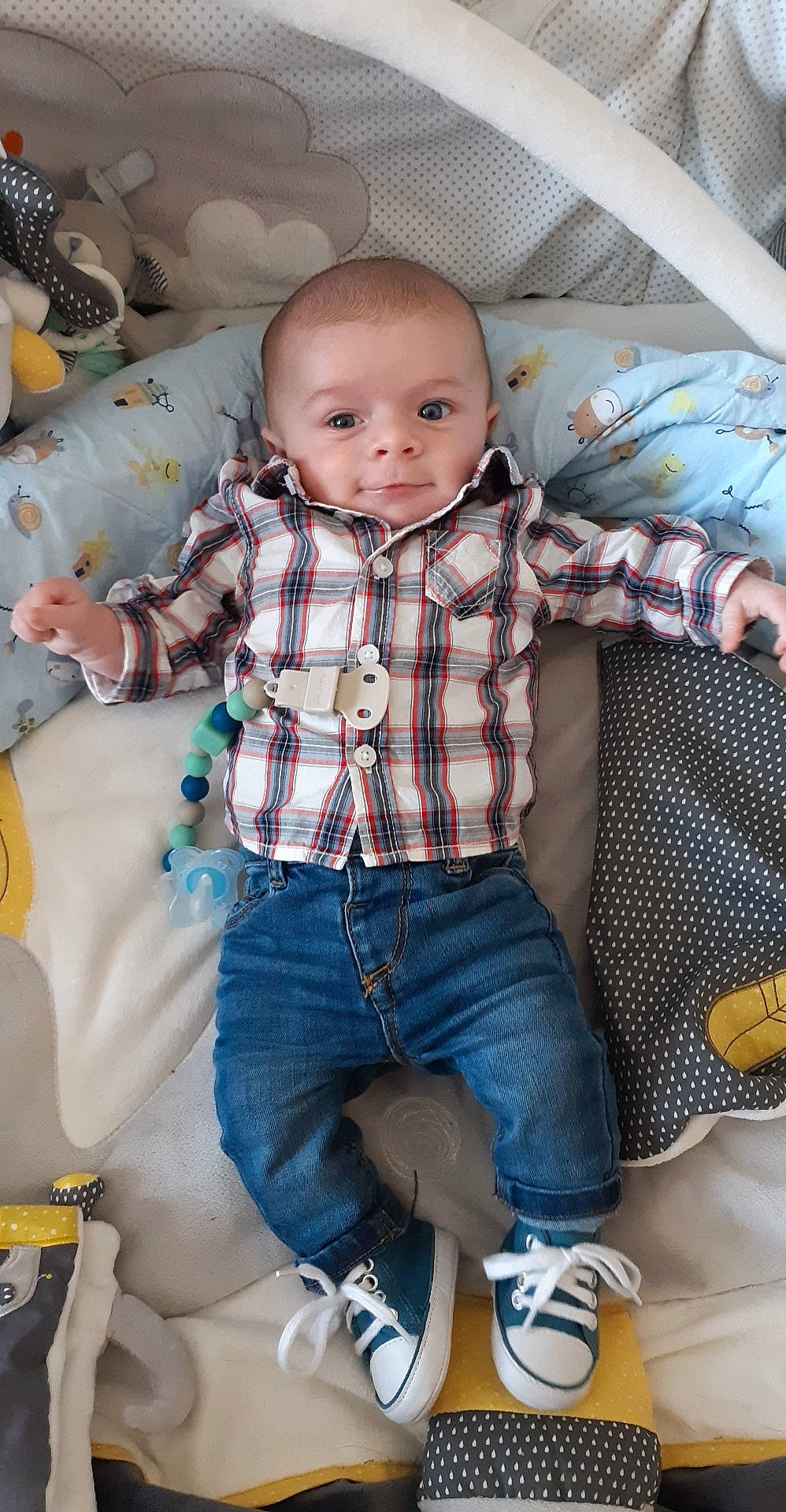 Gabin a rejoint le concours — aidez-le/la à gagner de superbes lots ! baby, baby_products, baby_toddler_clothing, cheek, child, design, head, pattern, person, plaid, product, sitting, skin, toddler