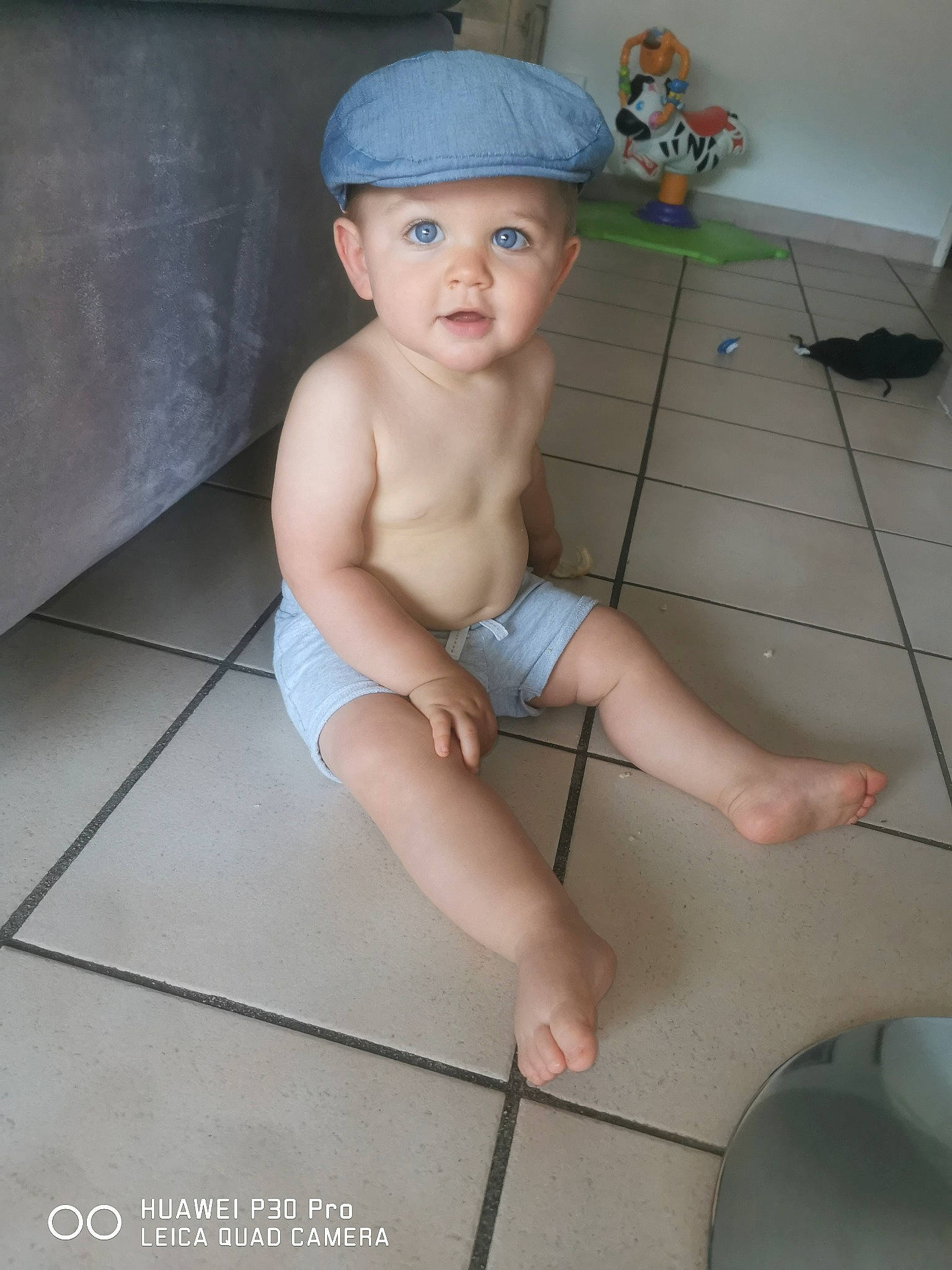 Lohan a rejoint le concours — aidez-le/la à gagner de superbes lots ! baby, barefoot, calf, cap, chest, elbow, electric_blue, eye, floor, flooring, foot, headgear, headwear, human_leg, knee, leg, leisure, person, thigh, toddler