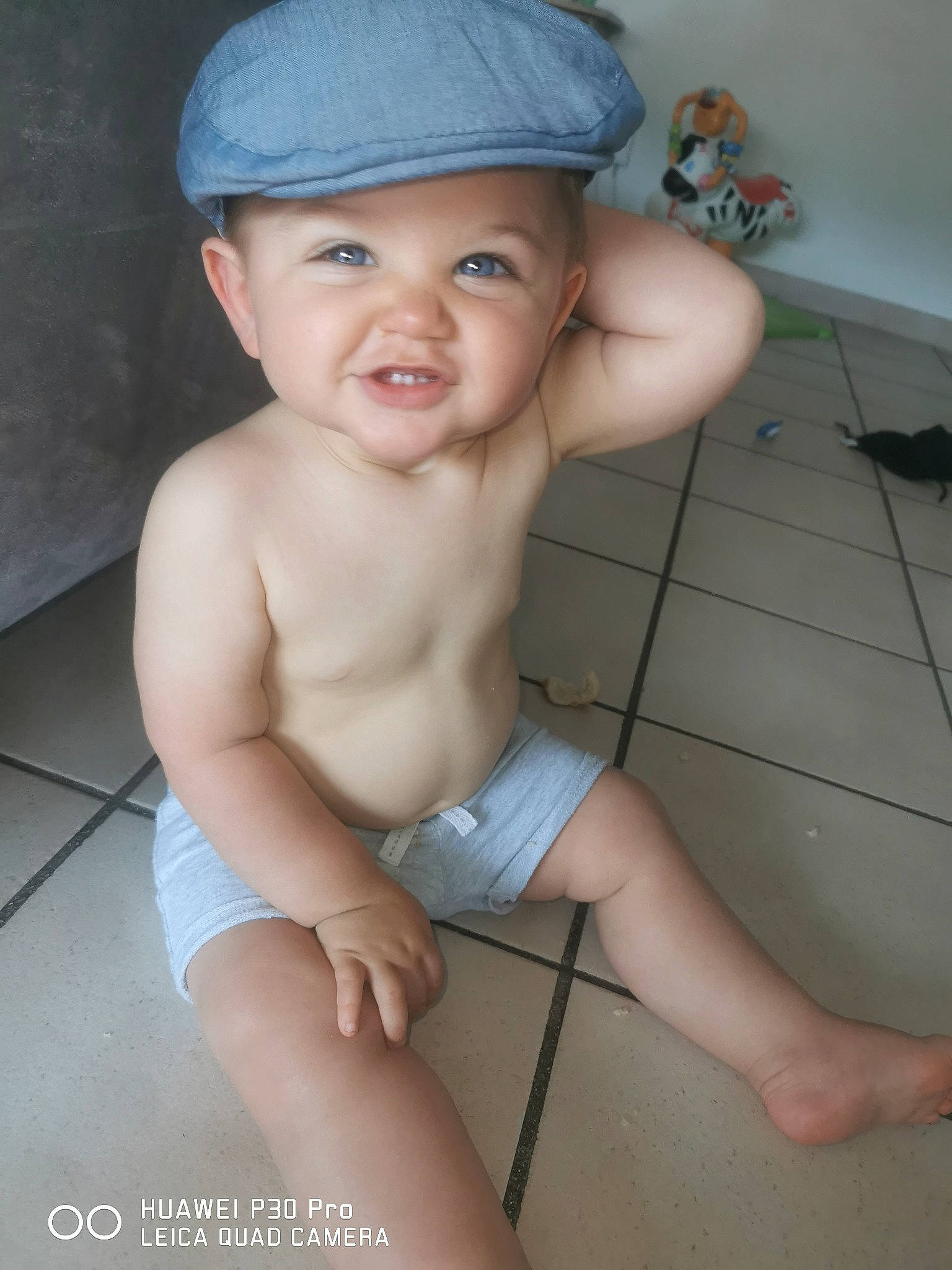Lohan a rejoint le concours — aidez-le/la à gagner de superbes lots ! abdomen, baby_toddler_clothing, baseball_cap, cap, chest, child, elbow, electric_blue, flash_photography, hat, headgear, headwear, human_leg, knee, lip, muscle, person, skin, thigh, thumb
