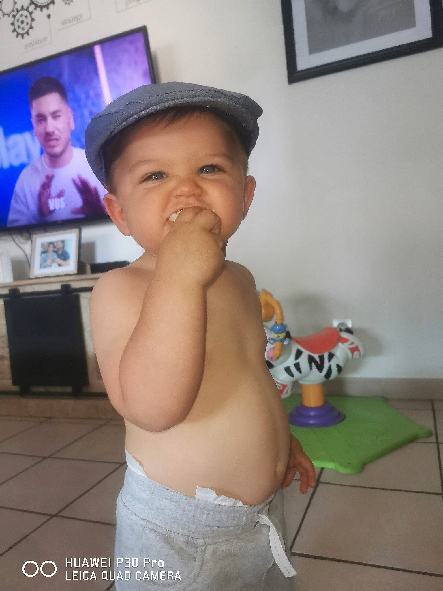 Lohan participe au concours pour gagner de l'argent avec cette photo : abdomen, baby, chest, child, event, flooring, fun, happy, navel, party, person, picture_frame, room, shoulder, sitting, television, thigh, thumb, toddler, toy