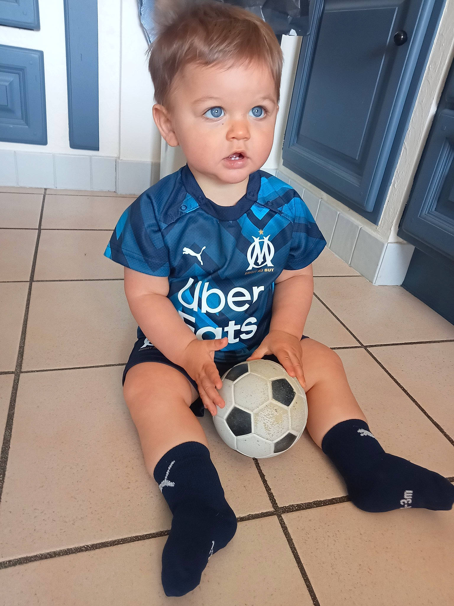 Lohan a rejoint le concours — aidez-le/la à gagner de superbes lots ! baby, baby_toddler_clothing, ball, electric_blue, flash_photography, floor, flooring, football, happy, head, joint, knee, leg, person, sleeve, soccer, sports_equipment, sportswear, surprise, t_shirt