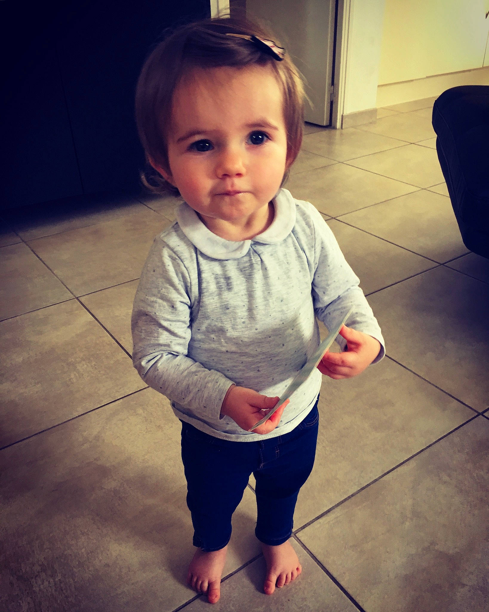 Tess a rejoint le concours — aidez-le/la à gagner de superbes lots ! arm, baby, beauty, cheek, child, chin, cool, eye, face, floor, head, human, lip, nose, person, shoulder, skin, snapshot, standing, t_shirt