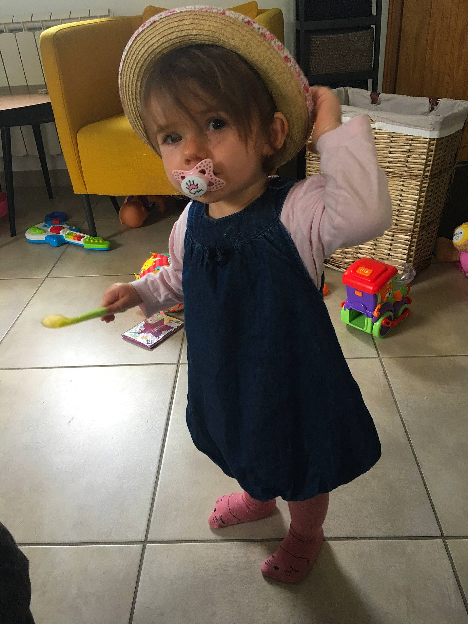 Tess participe au concours pour gagner de l'argent avec cette photo : baby, child, floor, hat, headgear, outerwear, person, play, skin, sun_hat, toddler