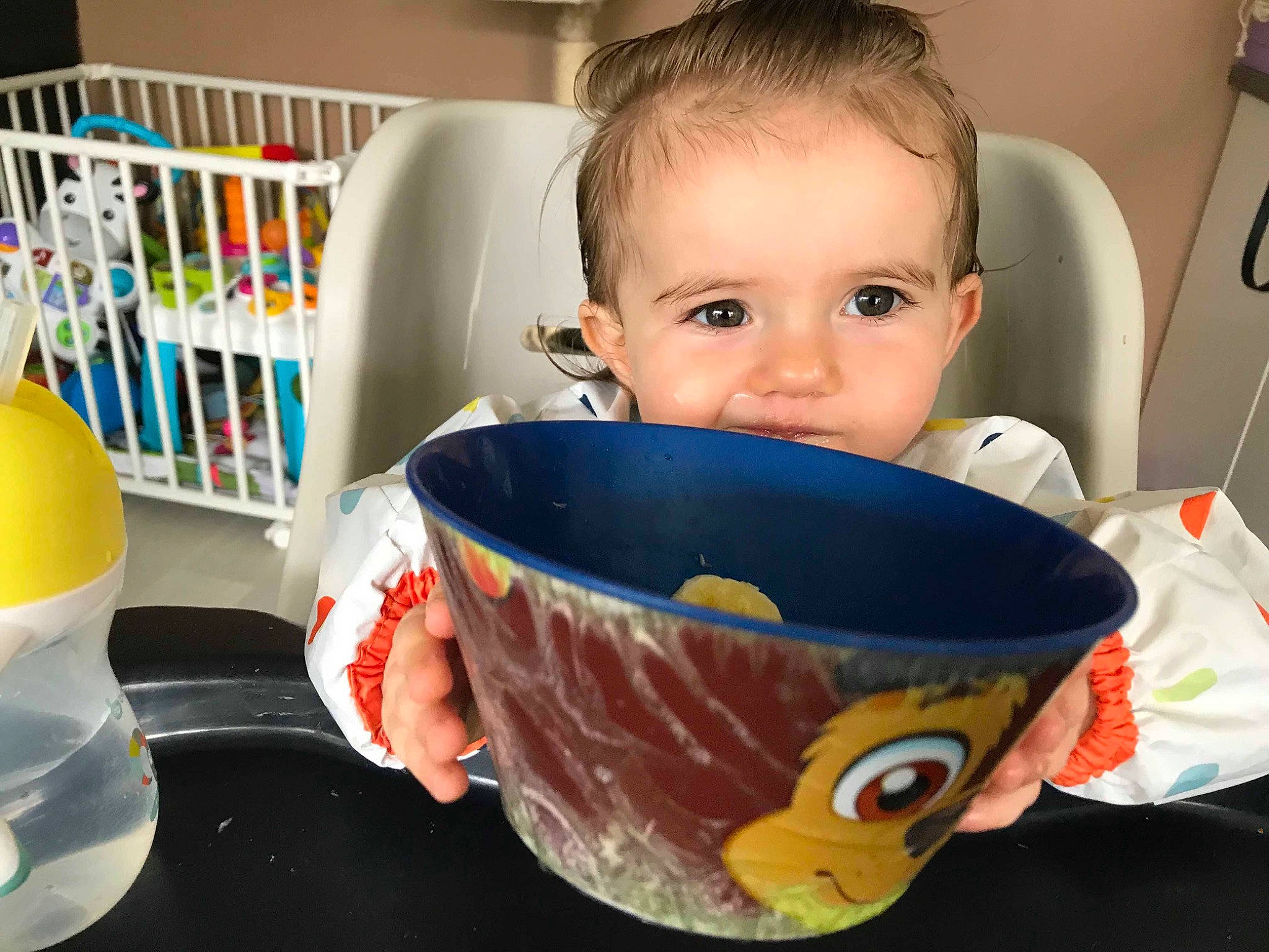 Tess participe au concours pour gagner de l'argent avec cette photo : baby, bowl, child, coffee_cup, cup, drinkware, ear, person, play, serveware, tableware, toddler