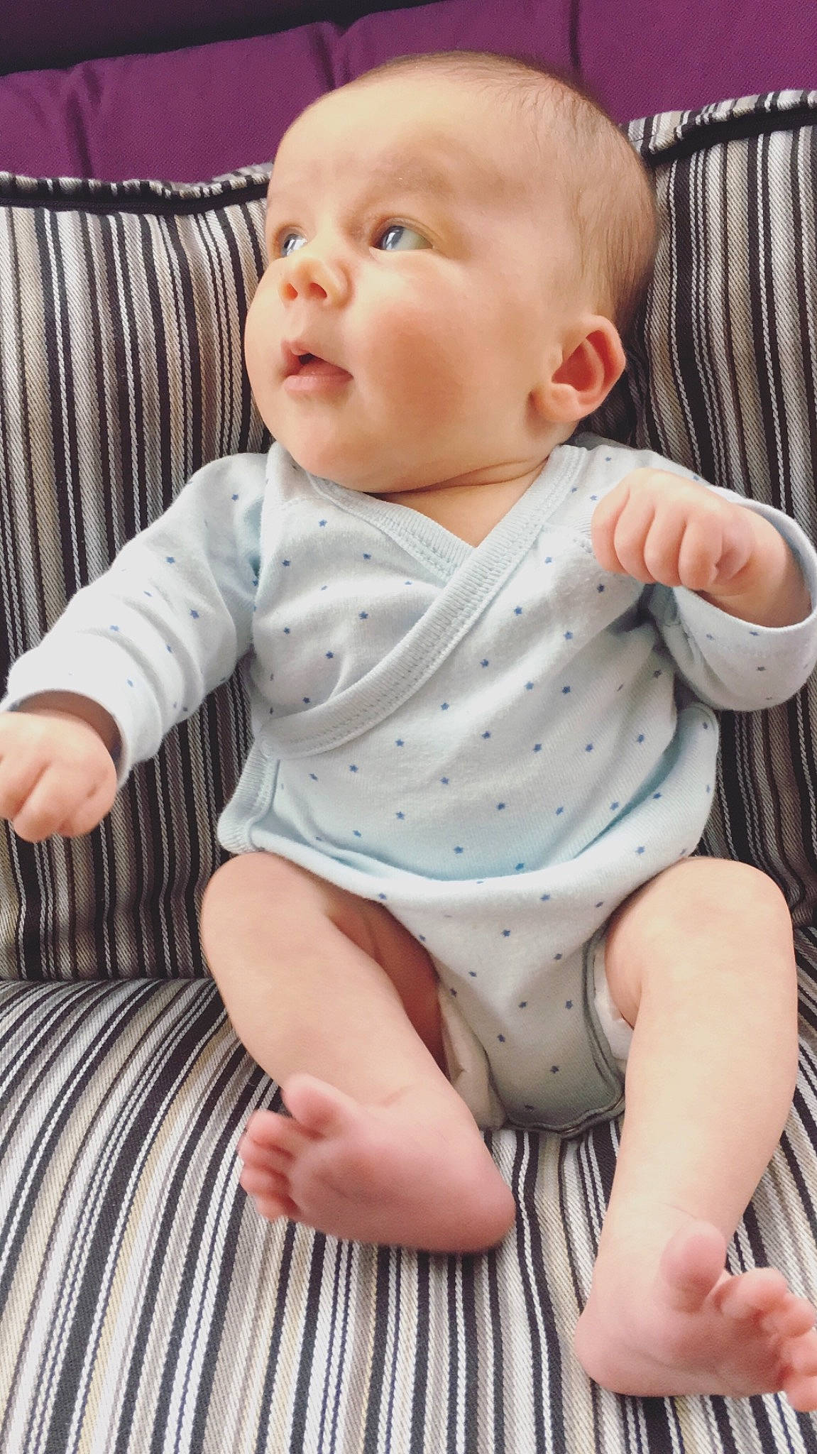 Julya participe au concours pour gagner de l'argent avec cette photo : baby_products, boy, cheek, child, day, ear, finger, hand, human_hair_color, infant, iris, leg, person, product, sitting, skin, smile, textile, toddler