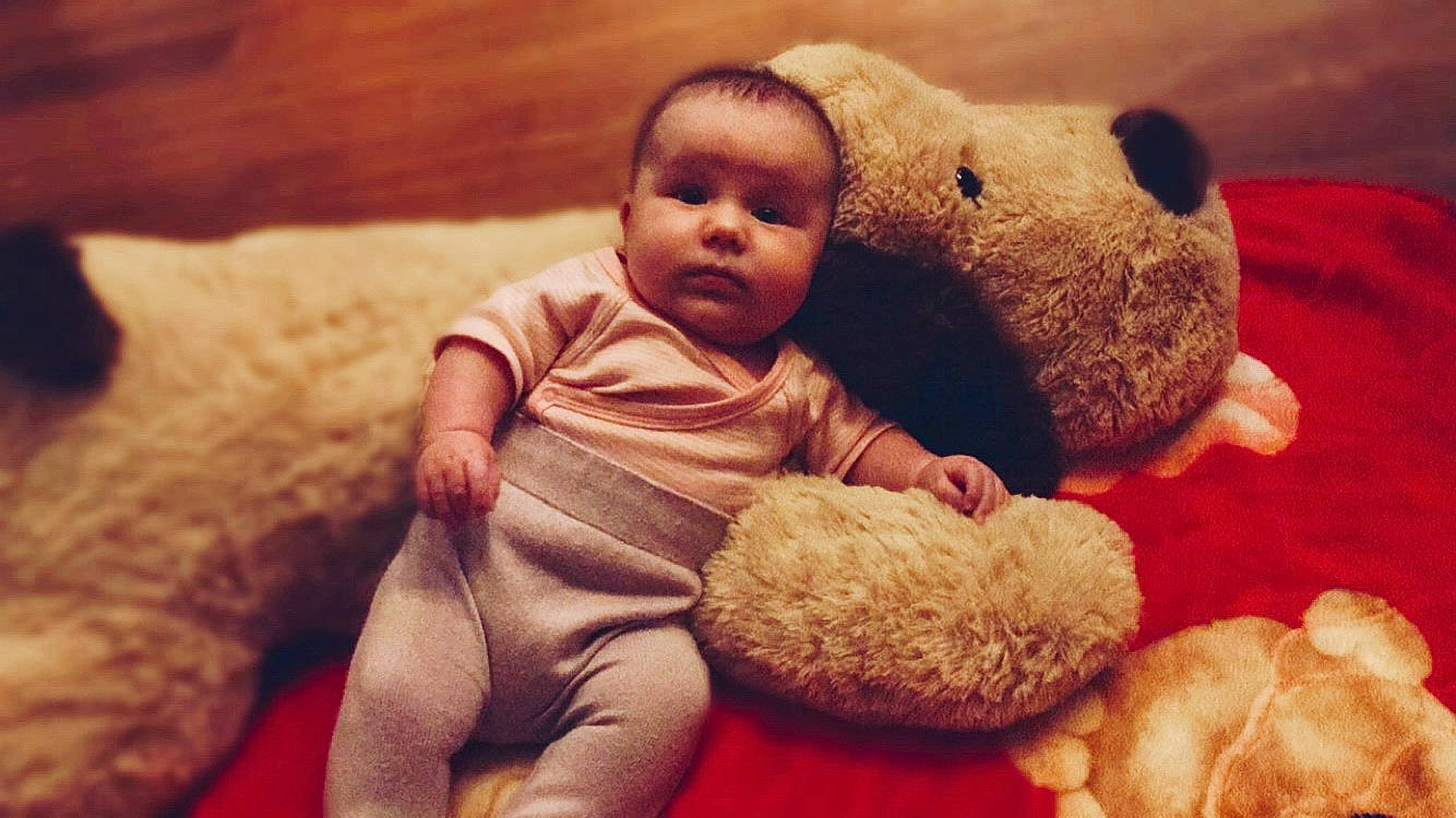 Julya participe au concours pour gagner de l'argent avec cette photo : bedtime, child, fur, infant, love, nap, person, skin, sleep, smile, snout, stuffed_toy, teddy_bear, toddler