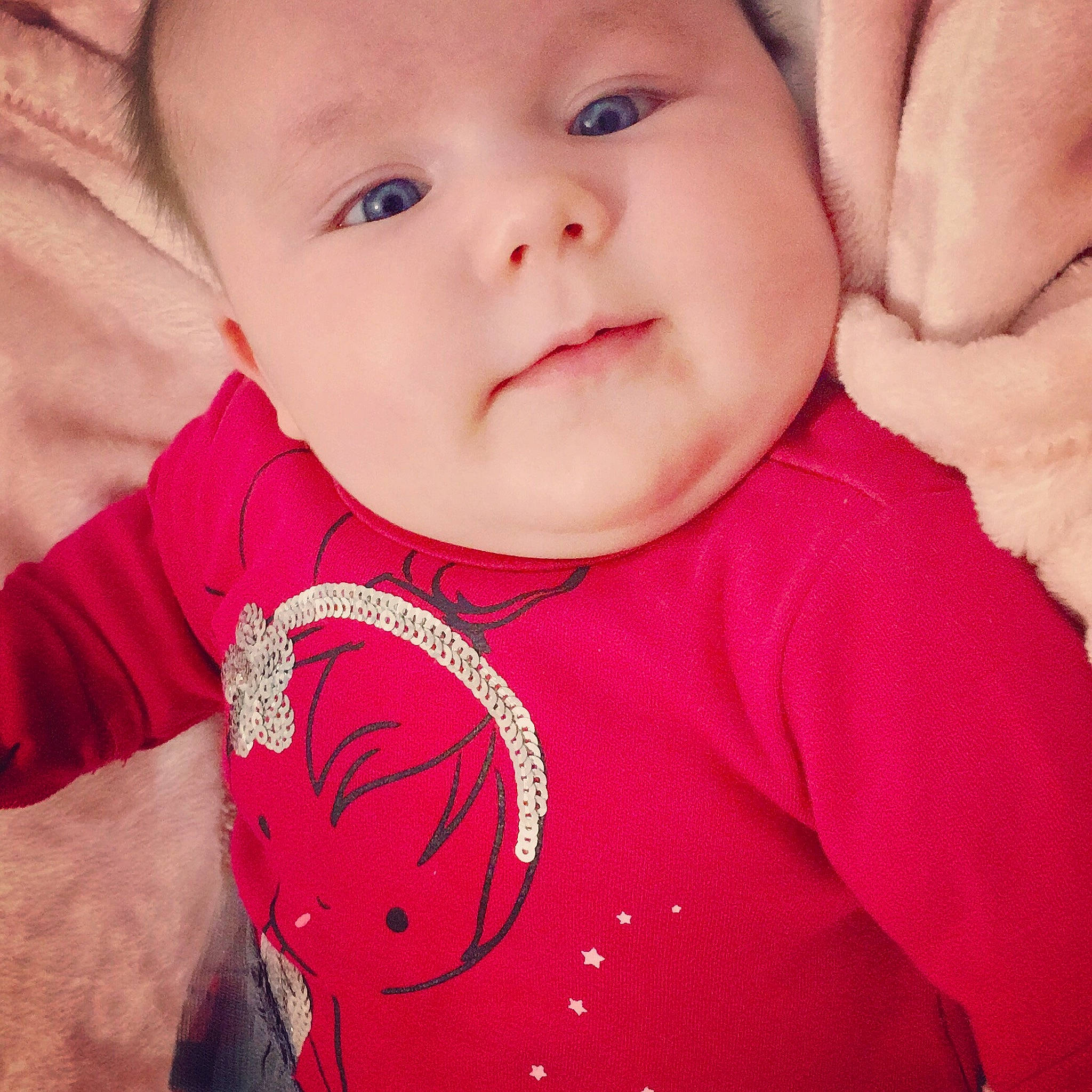 Julya a rejoint le concours — aidez-le/la à gagner de superbes lots ! baby, baby_toddler_clothing, cheek, child, chin, eye, face, finger, hand, head, iris, lip, mouth, neck, nose, person, pink, red, skin, smile