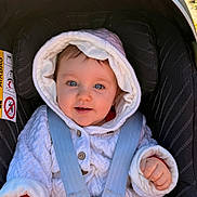 Romane a rejoint le concours — aidez-le/la à gagner de superbes lots ! baby, infant, car_seat, stroller, harness, hood, knit_sweater, buttons, blue_eyes, smile, sunlight, outdoors, grass, pathway, pink_pants, tiny_hands, buckle, cozy, portrait, happy