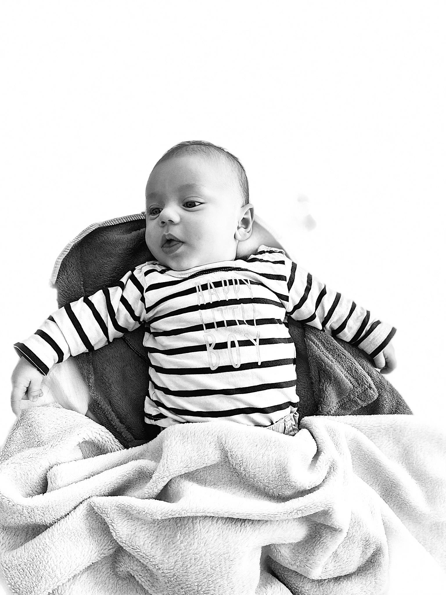 Eden a rejoint le concours — aidez-le/la à gagner de superbes lots ! arm, baby, baby_toddler_clothing, child, comfort, flash_photography, hand, happy, human_body, linens, monochrome, monochrome_photography, neck, pattern, person, portrait, portrait_photography, sitting, sleeve, t_shirt