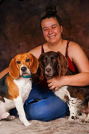 Falco participe au concours pour gagner de l'argent avec cette photo : canidae, carnivore, companion_dog, dog, dog_breed, event, fawn, formal_wear, fur, hound, hunting_dog, liver, scent_hound, smile, snout, spaniel, sporting_group, working_animal, working_dog