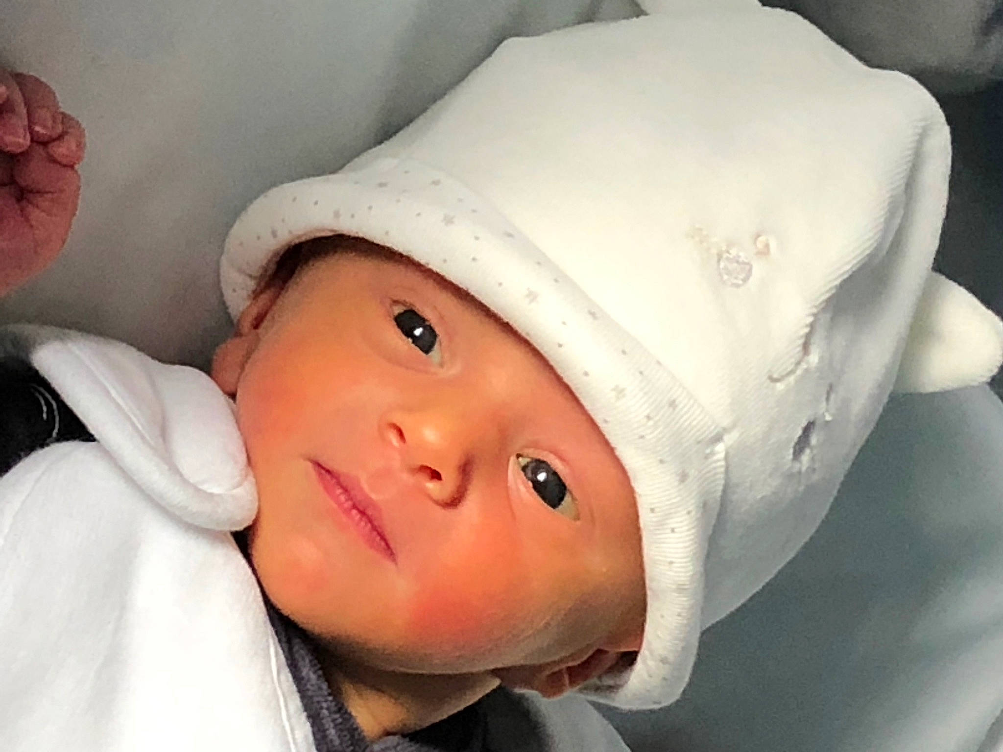 Louis a rejoint le concours — aidez-le/la à gagner de superbes lots ! baby, baby_toddler_clothing, cap, carmine, cheek, child, eye, eyebrow, eyelash, face, fashion_accessory, flash_photography, happy, head, headwear, jaw, lip, mouth, neck, nose