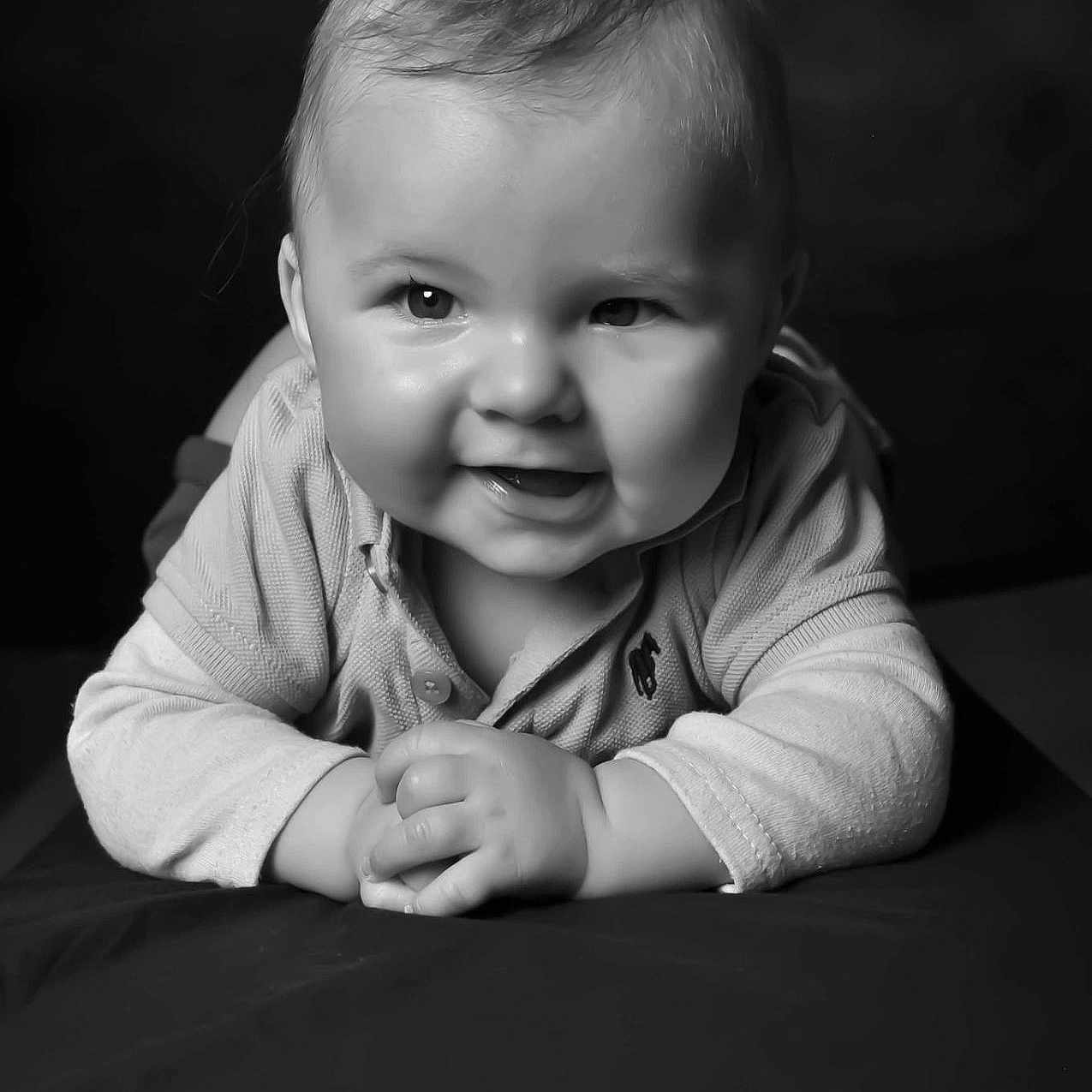 Pierre participe au concours pour gagner de l'argent avec cette photo : baby, black_and_white, cheeks, child, clothing, cute, expression, eyes, face, hands, happy, head, infant, long_sleeve, lying_down, portrait, smiling, studio, toddler, young