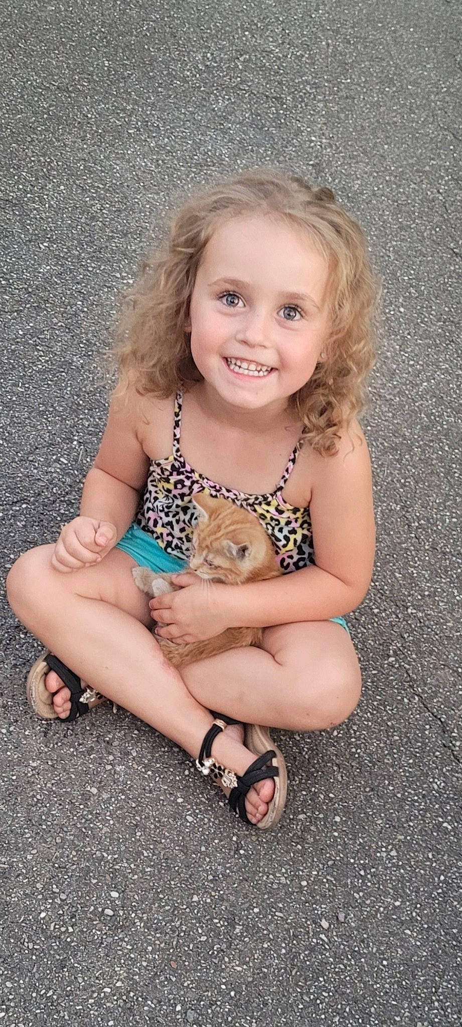 Lynna a rejoint le concours — aidez-le/la à gagner de superbes lots ! baby_toddler_clothing, dress, eye, flash_photography, footwear, gesture, grass, happy, human_body, iris, joy, leg, lip, neck, person, sandal, shoulder, skin, smile, standing