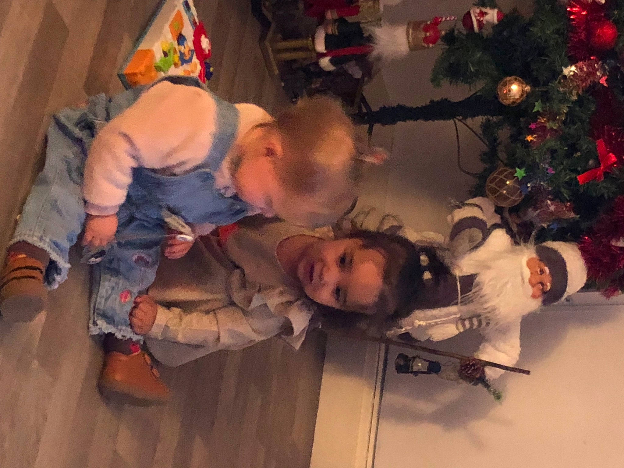 Octavia a rejoint le concours — aidez-le/la à gagner de superbes lots ! baby, child, christmas_decoration, christmas_eve, christmas_ornament, christmas_tree, event, fun, happy, holiday, holiday_ornament, lap, ornament, person, plant, room, smile, toddler, tradition, tree